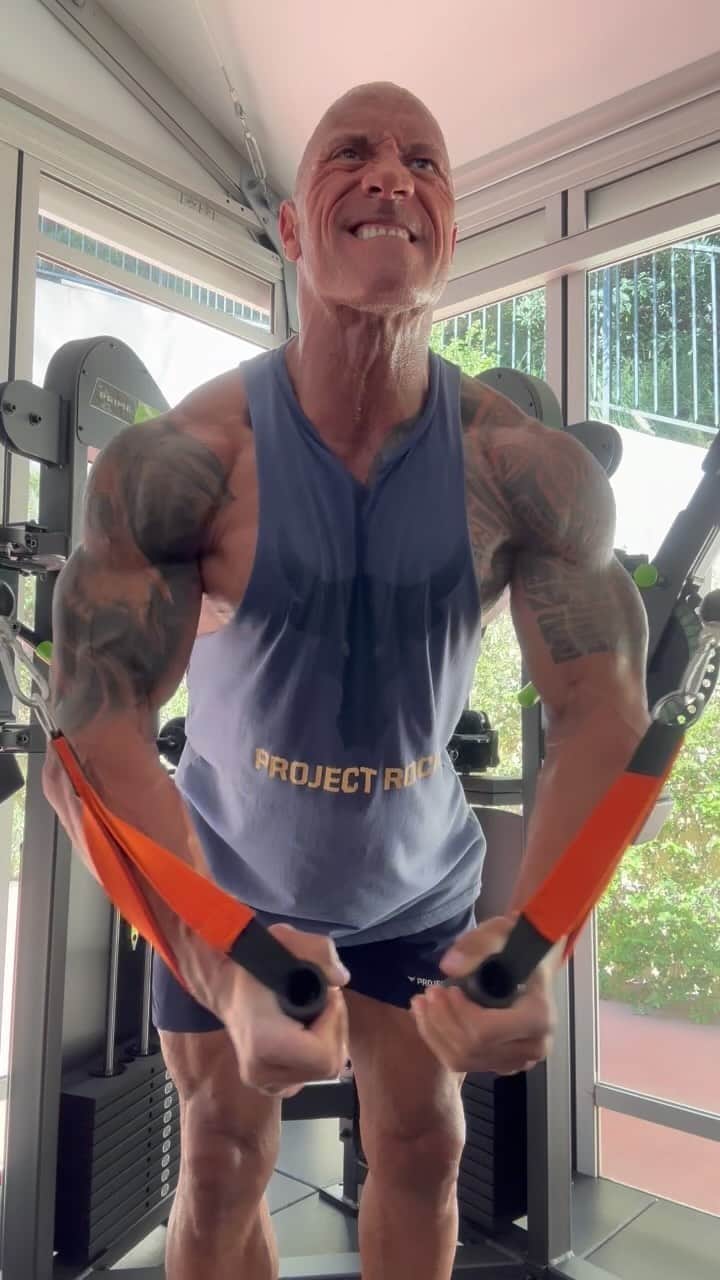 ドウェイン・ジョンソンのインスタグラム：「Chest superset FINALE  It’s a bitch but very productive.  Cable flys ➕ elevated feet push ups  10-12 reps  3-4 second squeeze/hold on flys.  * Slow tempo on push ups, til failure   * no need to go heavy here ‼️  * open up your chest, stretch, squeeze on that held contraction.  * control your tempo - quality reps only   Kick ass and have fun 😈💀  @projectrock  @zoaenergy➕」