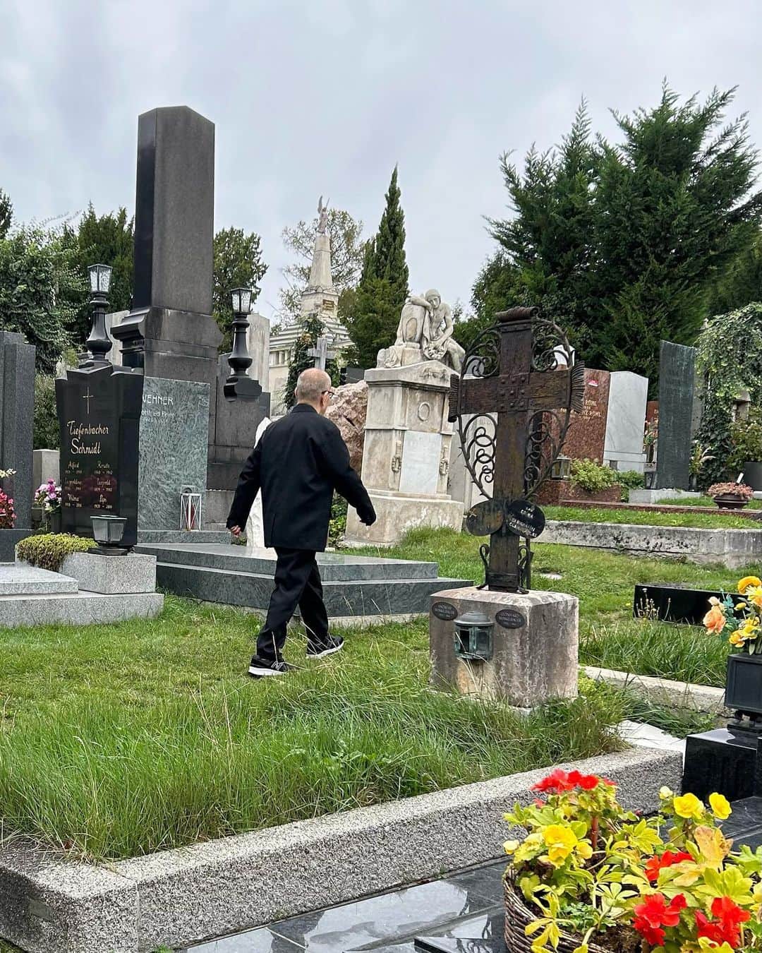 久石譲のインスタグラム：「Today, I went to Mahler’s grave.  I was surprised by the fact that Alma’s grave is little far away.」
