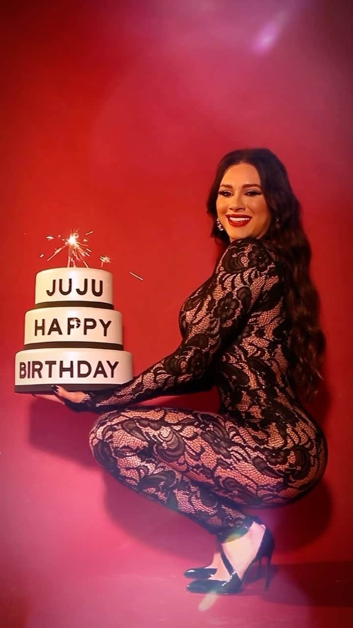 Juliana Salimeniのインスタグラム：「Hoje é meu dia ❤️ 24/09 🎂 Hoje completo mais um ano de vida mas esse ano foi diferente de todos os outros. Nesse último ano eu finalmente me enxerguei como mulher, me encontrei e encontrei a paz que buscava há tantos anos sem sucesso. Reformei minha vida pessoal, me reinventei na vida profissional, amadurei muito e o mais importante: entendi que eu venci! Tudo q eu sempre sonhei, tudo que eu tanto lutei e trabalhei pra conquistar foi realizado graças a Deus e aos meus Orixás! Não tenho nada a pedir, somente agradecer. Quero celebrar esse novo ciclo que se inicia fazendo um agradecimento a uma pessoa muito especial pq sem ela nada disso seria possível: eu mesma. Eu fui e sou muito foda! Eu sou uma vitoriosa e tenho muito orgulho disso! Parabéns pra mim❤️🎉🥳」