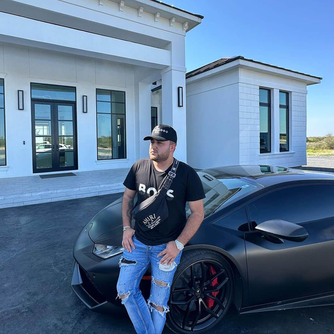 ケビン・オーティズさんのインスタグラム写真 - (ケビン・オーティズInstagram)「excelente domingo plebes bendiciones para todos si tu quieres ser el ganador de este Lamborghini huracan o este rancho te invito a que vayas a la pagina que esta en mi bio 👀🫡🙏🏻」9月25日 6時12分 - kevinortizoficial