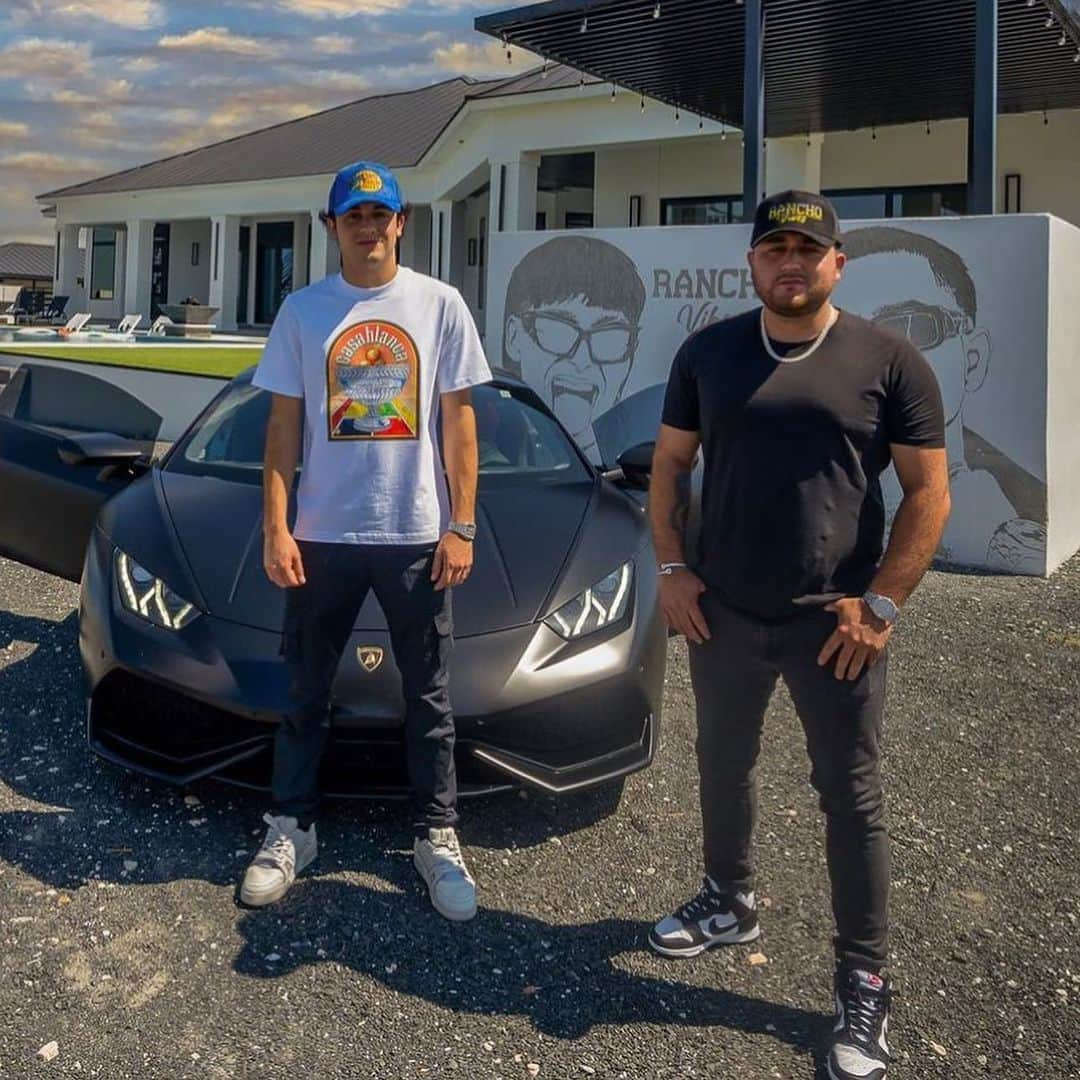 ケビン・オーティズのインスタグラム：「excelente domingo plebes bendiciones para todos si tu quieres ser el ganador de este Lamborghini huracan o este rancho te invito a que vayas a la pagina que esta en mi bio 👀🫡🙏🏻」