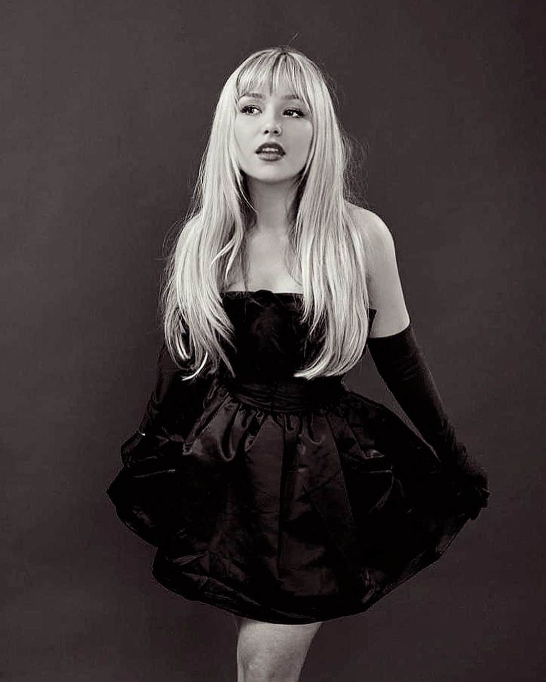 コニー・タルボットのインスタグラム：「How has GROWING PAINS EP been out a whole month? 😳what’s your fav song?❤️‍🔥Swipe for some BTS from a recent shoot ✨🖤」