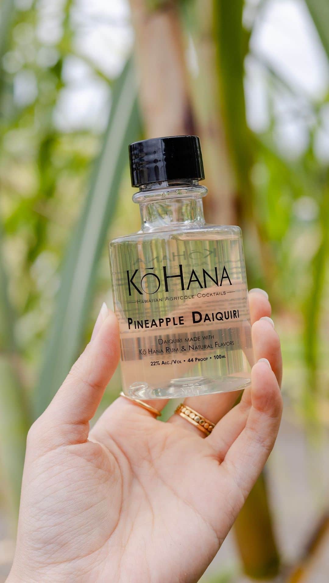ハワイアン航空のインスタグラム：「Comment a 🍍 if you’ve tried the Pineapple Daiquiri on a recent Hawaiian Airlines flight.  Join us in this new series as we dive into where our in-flight products come from, and the incredible companies behind them. Crafted from farm to bottle and hand harvested, @kohanarum captures the essence of freshly pressed heirloom Hawaiian sugarcane. To see the full video and see more of our in-flight partners, click the link in our bio.  #KoHanaRum #HawaiiFliesWithUs #InFlightPartner」