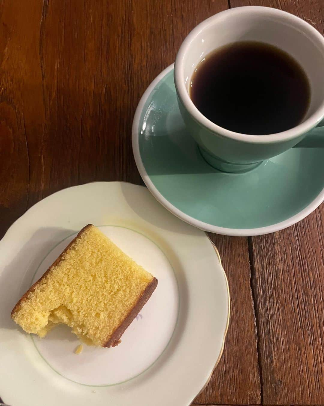 中島早貴のインスタグラム：「日本から帰ってきたお友達がシェアしてくれてた🥺🥚🥚🥚  Do you know This Japanese cake? Historically, it came from Portugal and is called “castella” ♡  I haven't eaten a castella for ages and found it was so fluffy, sweet, and kind of my cup of tea♡ It goes well with coffee as well☕️   Where did I eat it, I ate it at my Japanese friend's house who just came back from Japan :)  Thanks to my friend😭🙏  #語学留学生 #NewZealand #NZ #アウトプット日記」