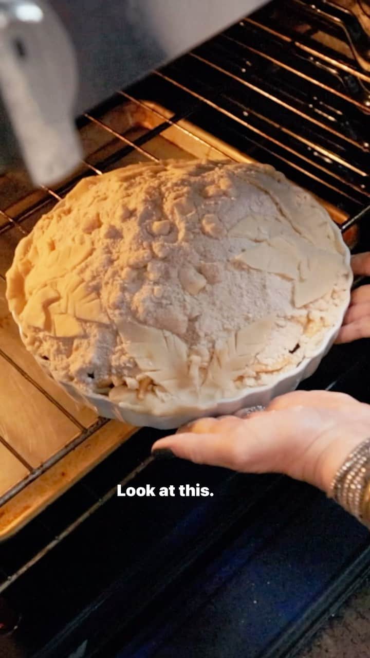 HGTVのインスタグラム：「Is there a better treat to ring in the fall season than a homemade apple pie? 🍎🥧   Tune in the sweet new season of #BuildingRoots, Sundays (tonight!) at 9|8c!」