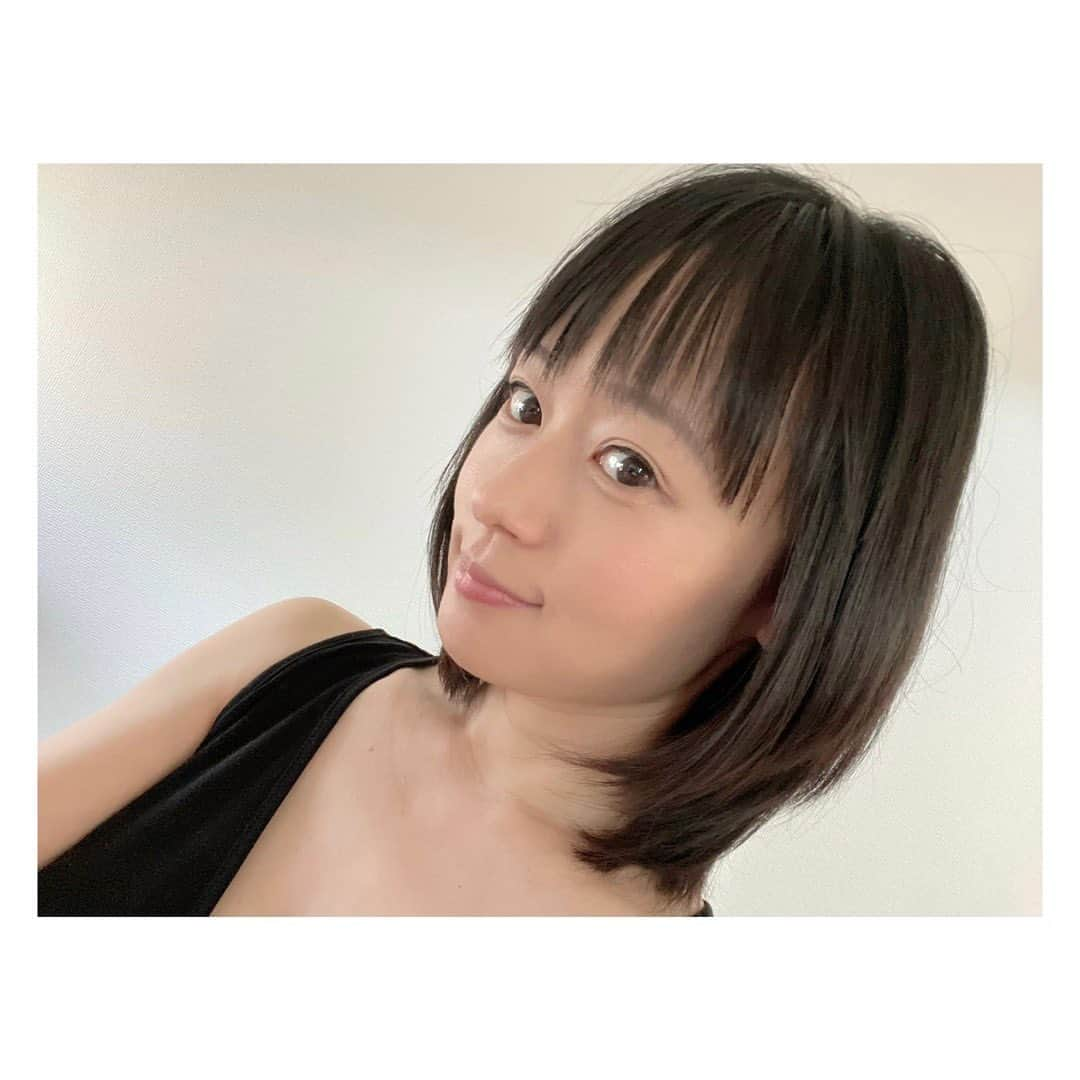 柳野玲子のインスタグラム：「✂️バッサリスッキリ✂️ #2人育児 で 毎日バタバタ😵 ドライヤーの時間をカットしたくて髪をバッサリ切りました😆💦 ８ヶ月ぶりの #美容院 、すっきり❣️  生後３ヶ月になった #娘 は順調に体重も増え、声を出してキャッキャ笑うようになりました😍 #笑顔 に癒されてます💓 一日10〜13回の #授乳 でしたが、今月上旬あたりから少しずつ減ってきて今では6〜9回に🤱✨ お出かけもしやすくなりました🥰  #2歳2ヶ月 になった #息子 は２語文も増えてきて会話が面白くなってきました😆 #甘えん坊 で #泣き虫 さん❣️ #人見知り もあり、絶賛 #イヤイヤ期 ですが💦 そんな姿も愛しい💓  毎日あっという間に過ぎてしまうし、子供達を寝かしつけながら気を失ったように寝てしまうことも多いけれど #幸せ を感じる日々です🥰  子供達のために #母 も頑張ります💓  #ヘアカット #40代 #アラフォーママ #3ヶ月ベビー #3ヶ月baby #赤ちゃん #赤ちゃんのいる生活 #赤ちゃんのいる暮らし #２歳児 #2歳男の子 #2歳差育児 #育児 #育児日記」