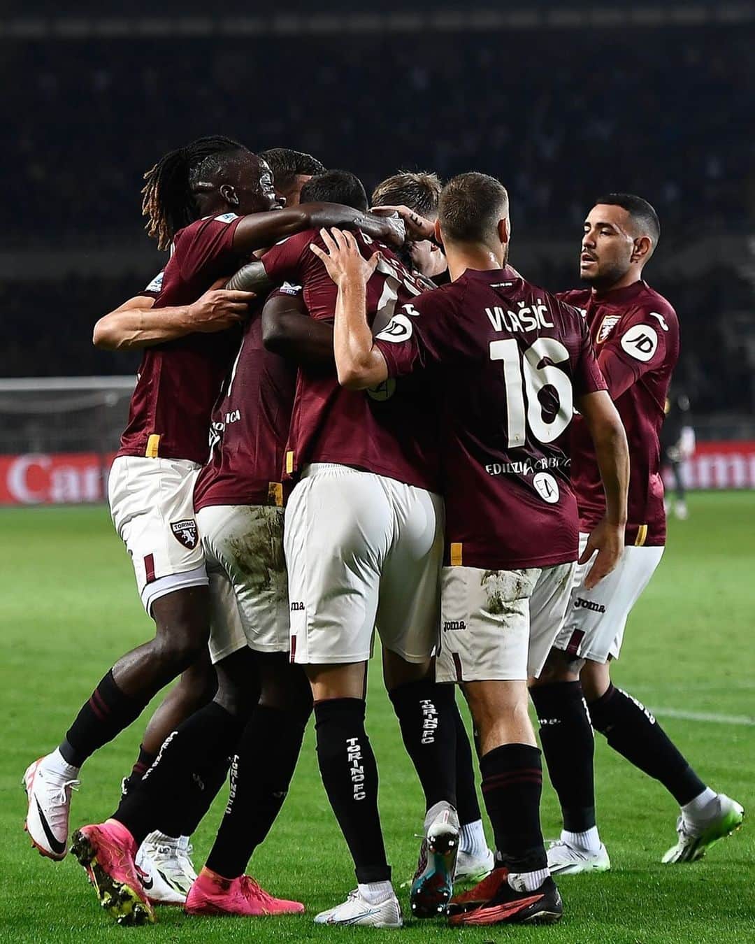 のインスタグラム：「Insieme 🙌  #SFT | #TorinoRoma」