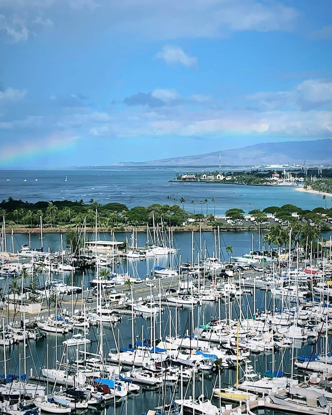 鮎河ナオミのインスタグラム：「Opened the curtains this morning to witness this amazing rainbow🌈❤️🥹  #rainbow #hawaii」