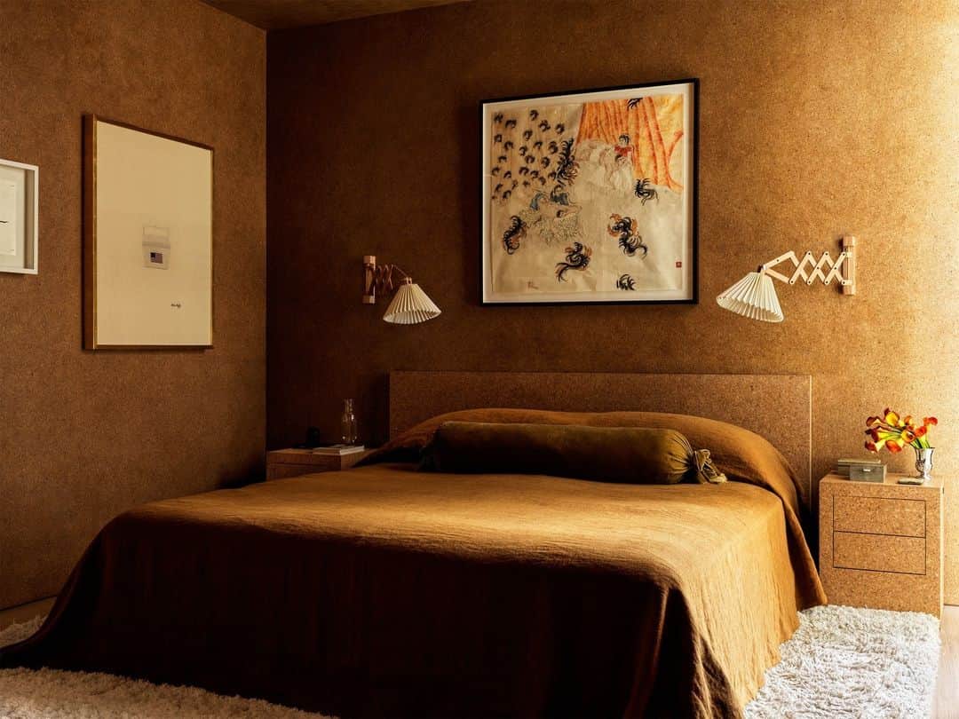 のインスタグラム：「In search of lost time? Step inside this Miami bedroom, which became a tribute to Marcel Proust via its cork-covered walls, bed, and nightstands. The memorable move—the handiwork of design firm Charlap Hyman & Herrero (@ch_herrero)— is a nod to the French novelist’s own cork-lined bedroom. “I wanted an homage to irreverence,” says the apartment’s owner, Tom Healy. “We thought, let’s do something Proustian in Miami.” All that’s missing are the madeleines.   Click the link in bio to tour the rest of this delightfully surreal abode. Written by @cokhio. Photographed by @chrismottalini. Styled by @tessawatson.」