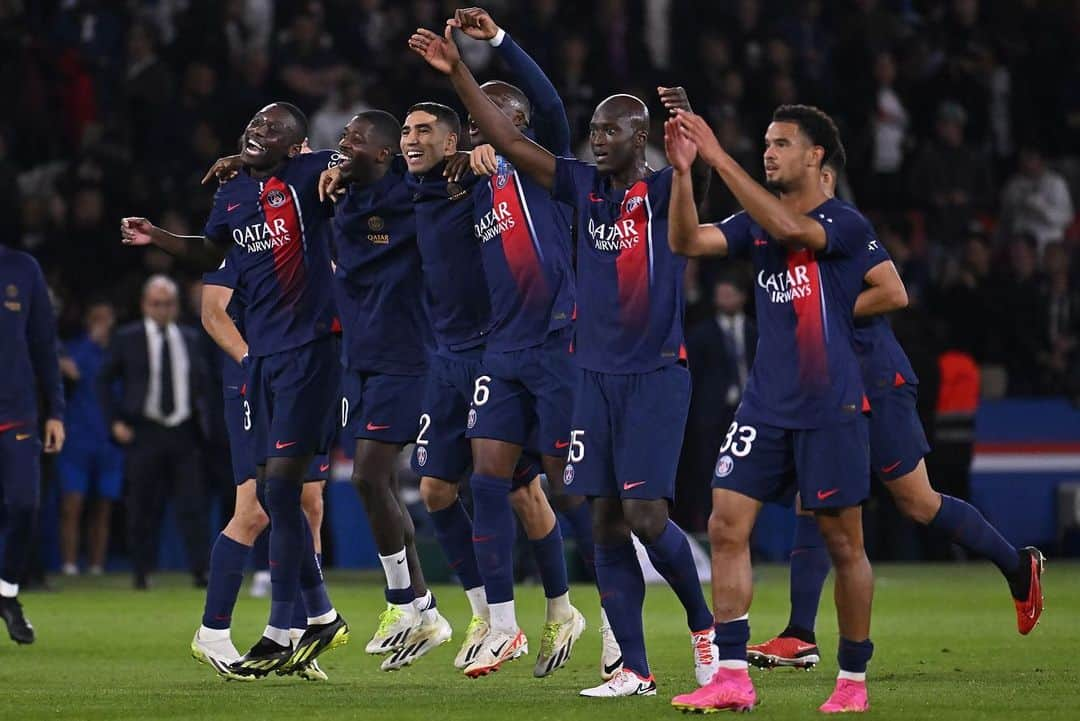 ウスマン・デンベレさんのインスタグラム写真 - (ウスマン・デンベレInstagram)「Ici c’est Paris !!! 🔴🔵」9月25日 6時36分 - o.dembele7