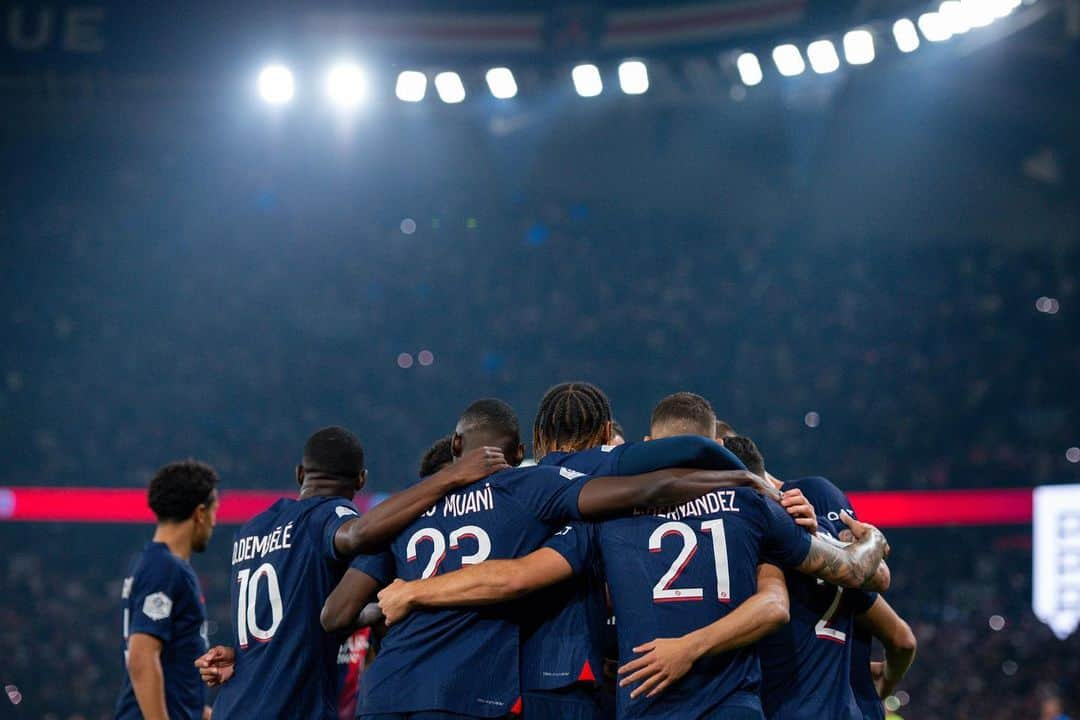 ウスマン・デンベレのインスタグラム：「Ici c’est Paris !!! 🔴🔵」