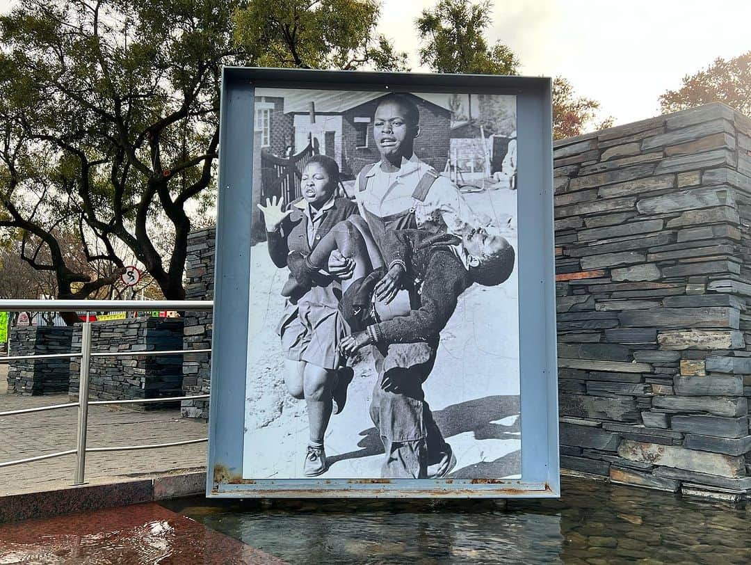 榎戸教子さんのインスタグラム写真 - (榎戸教子Instagram)「【南アフリカ・ヨハネスブルグ】 元南アフリカ大統領で 人種隔離政策アパルトヘイトの終焉のために 戦い続けたネルソン・マンデラ氏。 とても静かな人だったそうですね。  家族と過ごした家は、 アパルトヘイト政策下で黒人やカラード（混血の有色人種）が強制的に移住させられた居住区タウンシップにあり、 当時の暮らしを垣間見ることができます。  ソウェトを歩いてヘクター・ピーターソン博物館へ。 多くの学生たちが犠牲になったソウェト蜂起。 娘への説明は難しかったですが、 5歳なりに理解していたようでした。  カラフルケーキを食べましたよ。  #southafrica #nelsonmandela #africa #apartheid #trip #worldtraveler #hectorpieterson #soweto」9月25日 6時41分 - noriko_enokido