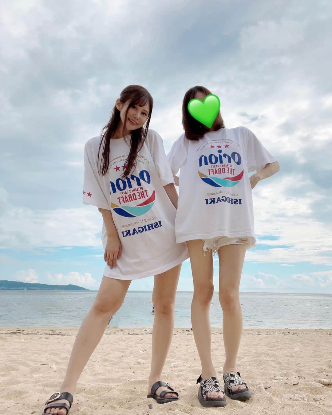 神楽坂茜のインスタグラム：「沖縄方面行ったらずっと着たかったオリオンビールのTシャツ🧡 友達とおそろいで着た🥳」