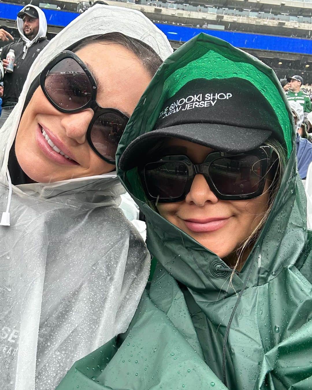 のインスタグラム：「Sunday Funday with the roomies! 🏈」