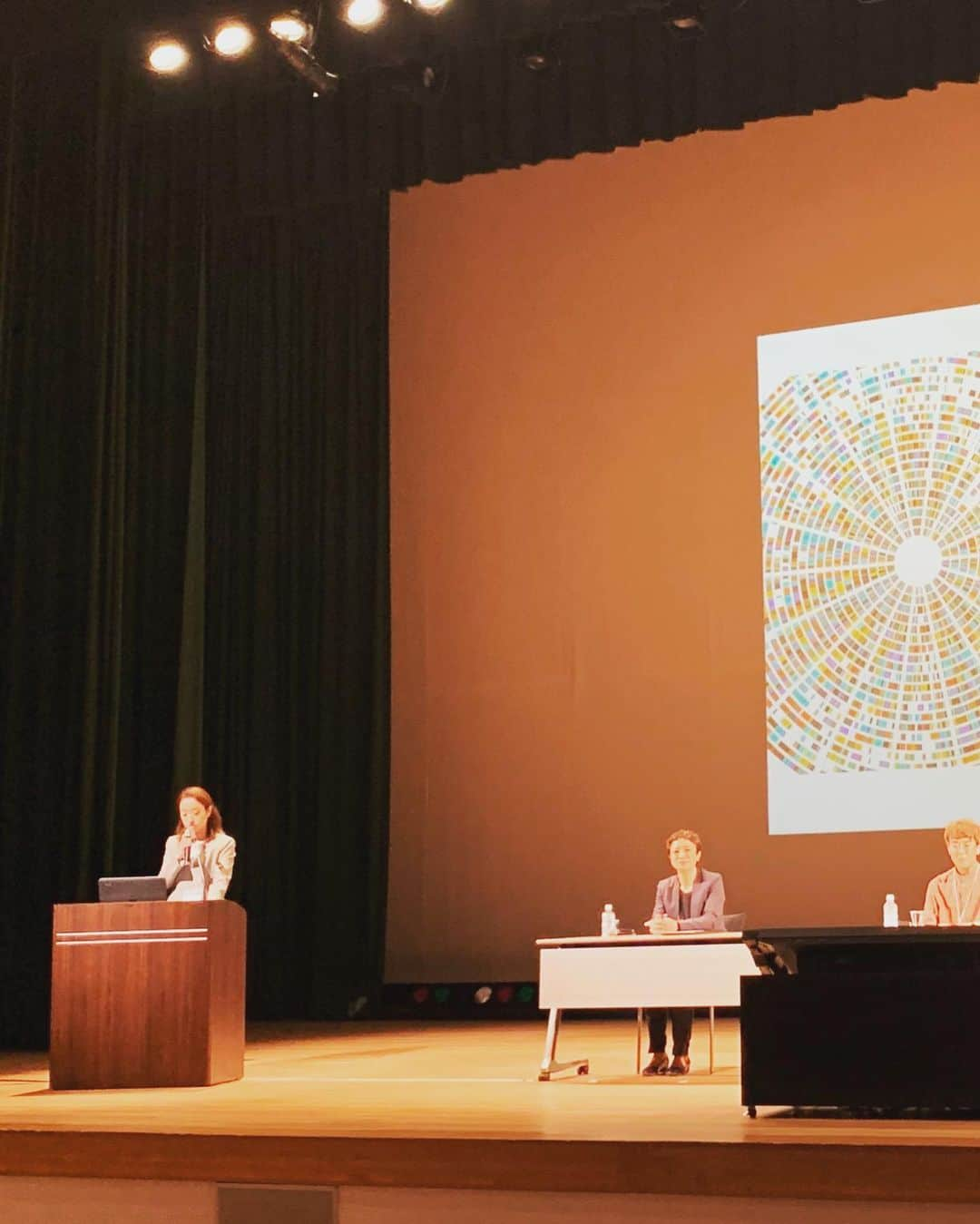 lecca_officialさんのインスタグラム写真 - (lecca_officialInstagram)「人生で初めて、子ども学会学術会議というシンポジウムで子ども大学たまを代表して発表させて頂きました！ #劉理事長が恥ずかしがり屋だから私に白羽の矢  緊張で大変だった。実はツアー中からこの日を想って緊張してた。前日夜、フェスからそのまま学会行って資料を忘れる夢でうなされた。  榊原学長と劉理事長ありがとうございました！ 白百合女子大の眞栄城先生もいつもありがとうございます！息子の模試のお迎えがなかったら、そのままゆっくりお弁当ご一緒したかった😭  他の登壇者の皆様の取組も素敵だったな〜 やたみほ先生のクレイアニメ、実際に作って発表してくれたお子さんたちの作品かわいすぎました🌻 櫻井さんの演劇ワークショップは娘連れて行ってみたい！と思いましたー  体や五感を使って、子どもたちはおっきくなっていくのですね。  大人たちの腕の見せどころですね❤️‍🔥  #子ども学会 #学術会議 #シンポジウム #白百合女子大学  #子ども大学たま」9月25日 6時49分 - lecca_official