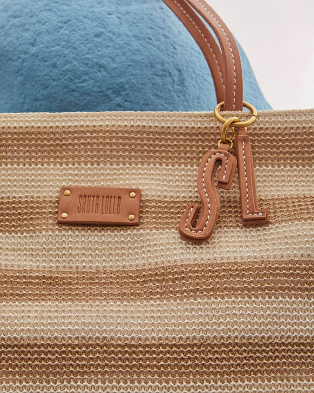 Santa Lollaのインスタグラム：「As bolsas com tramados naturais e listras são key items de dias quentes que pedem por uma construção sofisticada para carregar todos os essentials de verão. Desliza para escolher o modelo que você vai usar nesse domingo ensolarado! [ Shopper R$269,90 | Pouch R$129,90 | Tiracolo R$349,90 ] #santalolla #santalollaverao24 #SLhandbags」