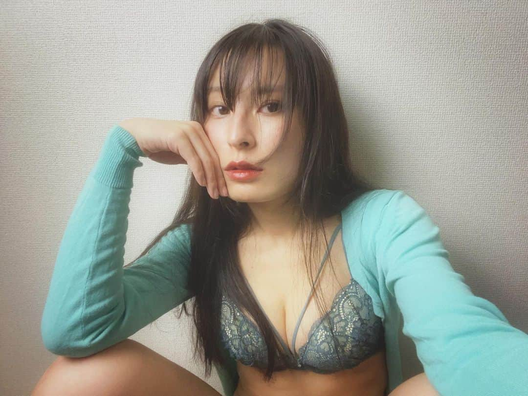 有栖川さつきさんのインスタグラム写真 - (有栖川さつきInstagram)「おはようございます( ¨̮ ) 今週もよろしくね♡  ┈┈┈┈┈┈┈ ❁ ❁ ❁ ┈┈┈┈┈┈┈┈  《 My Profile 》 名前 : 皆川彩月(みながわさつき) 職業 : グラビアアイドル・タレント 活動 : 撮影会、グラビア作品出演、メディア出演...etc 出身 : 千葉県 趣味 : 原付ツーリング、コスプレ、野球観戦  《 ハイライトには...？ 》  ◆会える日 撮影会など、直接"会える"イベント情報が 一目で確認できます！会えるよ💋  ◆作品情報 グラビアDVD.VR.撮り下ろしスチールなど 情報や購入ページこちらで見れます！  ◆SNS Twitter(X) / TikTok / YouTubeの リンクをまとめてあります！ それぞれのSNSで異なる投稿をしています♡  お仕事のご依頼はメールまでお願いします📫 (所属事務所セルワールドエンタテイメント宛)  ┈┈┈┈┈┈┈ ❁ ❁ ❁ ┈┈┈┈┈┈┈┈  #japanesemodel #グラビアアイドル  #クールビューティー #スレンダー  #猫目女子 #被写体女子」9月25日 7時00分 - satsukidayo55