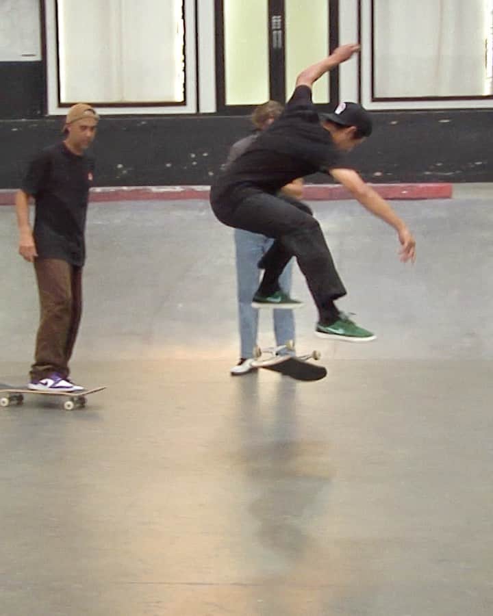 The Berricsのインスタグラム：「‼️🏥 @seanmalto subs in for @erickoston mid-game due to a muscle strain 🏥‼️  Hit the link in bio to watch @seanmalto vs @chriscobracole in Round 2 now playing on TheBerrics.com #skateboardingisfun #berrics #batb13   *Autographed Eric Koston, Carlos Ribeiro, Sean Malto and Chris Cole Round 2 BATB 13: Freedom Finals Night Ticket Boards are available now in The @berricscanteen ! @cariumaskateboarding @primitiveskate」