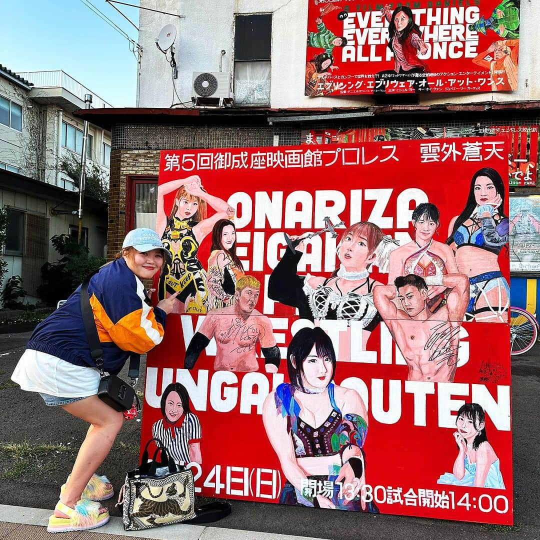 マリ卍さんのインスタグラム写真 - (マリ卍Instagram)「#秋田 #大館 の #御成座映画館プロレス に参戦しましたーっ\( ¨̮ )/ #御成座 さん、雰囲気素敵すぎる！レトロでごちゃっとしてるのがめっちゃ好みだった❤️ 映画館！？ってか、ちょっと違う世界に入ってった感じだったよね…💗とにかく泊まっている宿の貸切風呂の滝が最高だったり… お食事も豪華すぎたりで 良いのかな?ってくらいガッチリ観光しております❤️  お土産買って帰るので帰宅したら21:00には間に合いませんが m&m's出勤するので 是非来てねーっ🥰  #岐阜県 #岐阜市 #柳ケ瀬 #柳ケ瀬プロレス #Ladius #joshipuroresu #prowrestler #followme #joshipuro #prowrestling #wrestling #wrestler #女子プロレス #プロレス」9月25日 6時57分 - manji_0415