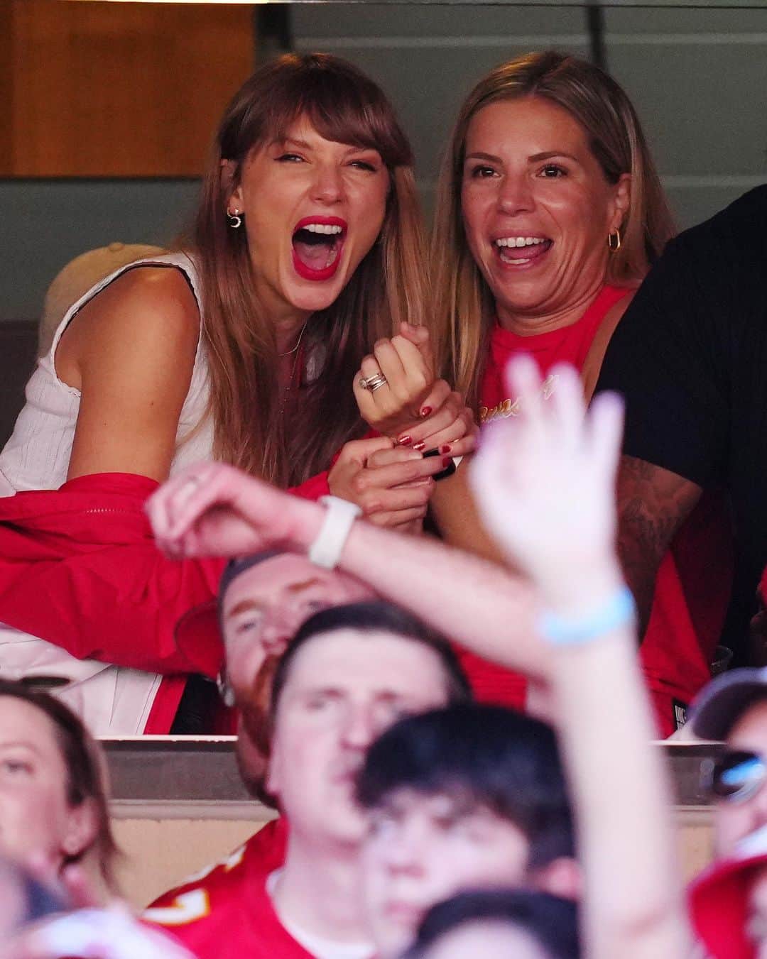 Cosmopolitanさんのインスタグラム写真 - (CosmopolitanInstagram)「More pictures of Taylor Swift at Travis Kelce's football game but it's still kinda hard to believe!!」9月25日 7時00分 - cosmopolitan