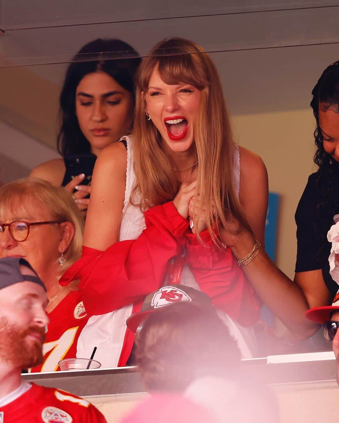 Just Jaredさんのインスタグラム写真 - (Just JaredInstagram)「Taylor Swift is having the best time at Travis Kelce's Chiefs game! See more photos on our site. #TaylorSwift #TravisKelce Photos: Getty」9月25日 7時04分 - justjared