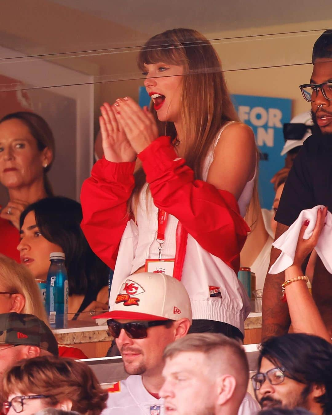 Just Jaredさんのインスタグラム写真 - (Just JaredInstagram)「Taylor Swift is having the best time at Travis Kelce's Chiefs game! See more photos on our site. #TaylorSwift #TravisKelce Photos: Getty」9月25日 7時04分 - justjared