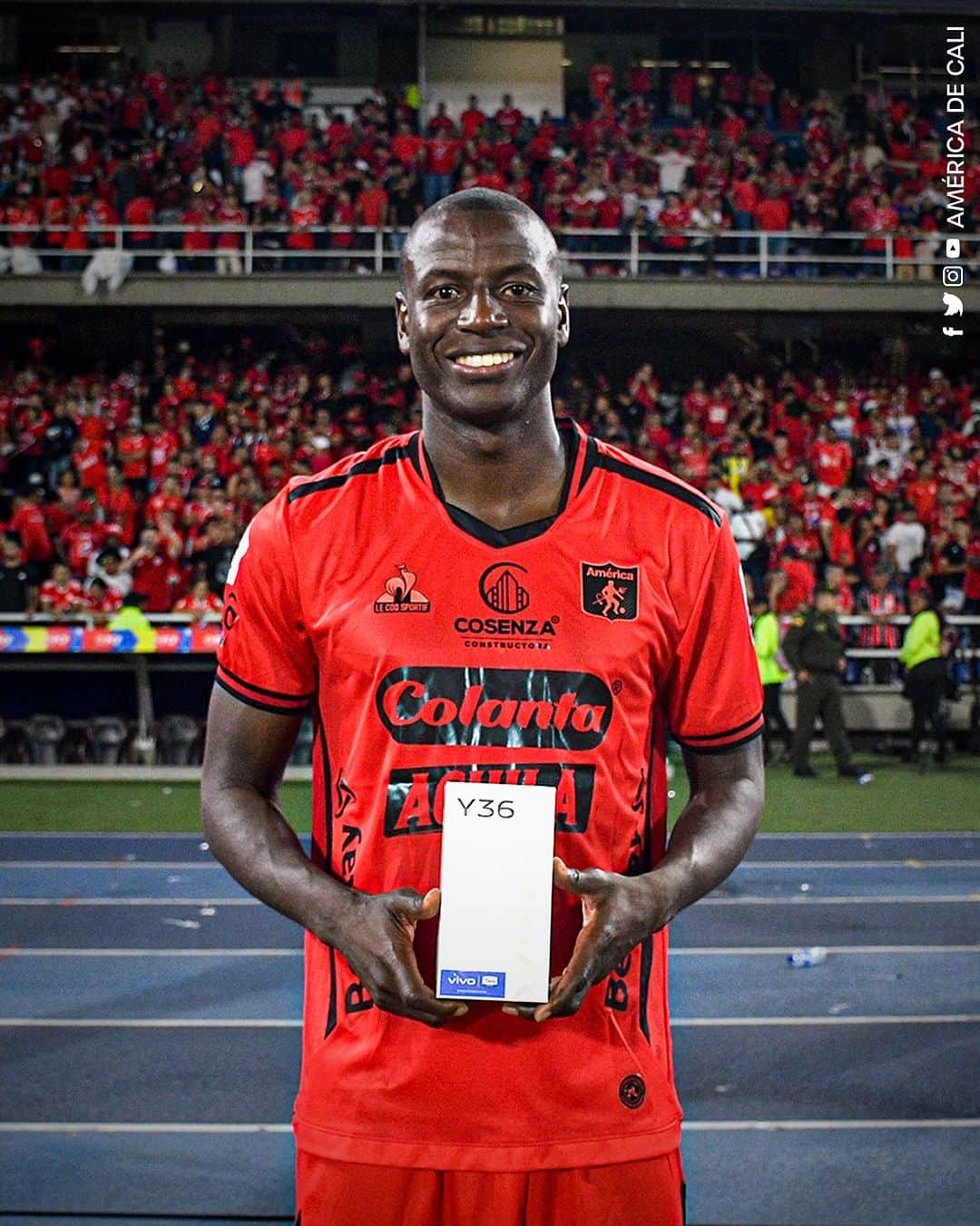 アドリアン・ラモスのインスタグラム：「🫡 ¡SIEMPRE DETERMINANTE! Anoche, nuestro capitán @adrianramosla20 fue reconocido por la DIMAYOR como el mejor jugador de agosto de la Liga BetPLay 2023-II. ©️👹  📱 @vivo_colombia」