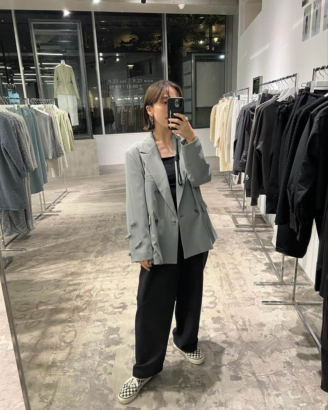 山内一世のインスタグラム：「🗼day 3 東京でも連日たくさんのお客様にご来店いただき、 お会い出来て感謝で胸いっぱい、、♡ 大阪からスタートした23FW POPUP STOREも 本日が本当の最終日。(の為少しおセンチ。🦭 16時閉店となりますが、最後までゆったりご覧いただけるようスタッフ一同、心よりお待ちしております。 是非お気軽にお越しください🫶  昨日の通勤コーデ🧳 jk/ @meer._official  RIBBON OVERSIZED JACKET/ SMOKY BLUE (店頭にてご用意ございます bottom/ @meer._official  MAT SATIN RELAX PANTS/ BLK (こちらは23ssのもの  ▪︎23fw collection POPUP STORE/ TOKYO 9/23(sat.)-9/25(mon.) 11:00-19:00(※最終日は16時まで) 場所/リードシー代官山 東京都渋谷区代官山町20-5」