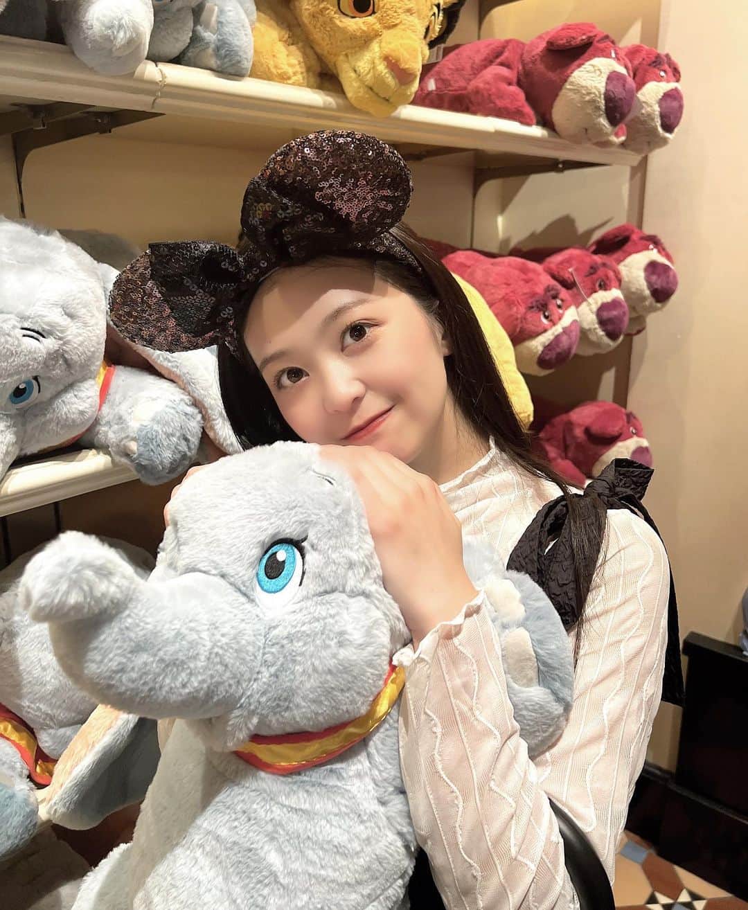 和智日菜子のインスタグラム：「🐘🤍  おはダンボ☺︎  人生最後の夏休みが今日で終わっちゃう（ ; ; ）  今年の夏休みは沢山思い出ができた💭  ◎TIF出演👯 ◎京コレドリームフェスタ🎤 ◎琵琶湖🏖️ ◎sweet撮影👗 ◎初めて歌舞伎見た👀笑 ◎ナイトプール🏊‍♀️ ◎内定者懇親会📝 ◎和装トータルコンテストのモデル👘 ◎家族で朝まで私の送別会👨‍👩‍👧‍👦笑 ◎一人暮らし🏠 ◎お家でパーティ🐙 ◎ちゃまるとドッグカフェ🐶 ◎関西組でディズニー🏰 ◎週5でバイト🍝笑 ◎鳥取ライブ🎶 ◎いっぱい飲みに行けた🍻笑  本当にあっという間で 毎日「今日が終わってほしくない」って思える 有意義な2ヶ月でした🥺♡  鳥取から帰ってきて 今日は大阪でサロモ撮影📸♡ 頑張るぞ〜🫶  #オモイデグラム #ディズニーフォト #ディズニーコーデ #ディズニー #ディズニーランド #モノトーン #モノトーンコーデ #秋コーデ #ディズニーカチューシャ #いいね返し #フジコーズ #instagram #instagood #instalike #ootd #좋아요그램 #좋아요반사 #좋아요테러 #좋반 #오오티디룩#いいね返し #단발머리 #미용실 #데일리룩 #머리스타그램 #좋아요폭탄 #팔로우미 #셀카 #셀끼꾼 #02년 #02」