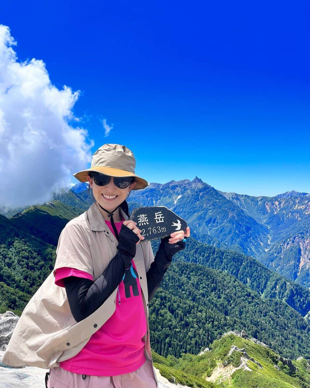 土屋香織のインスタグラム：「⛰️燕岳 ◭𖧨◭𖤕..* 🐬 載せたい写真がありすぎて小出しです☺️ 山頂狭くて混雑で引きでは撮れない📷 槍ヶ岳もいつか登ってみたいなぁ☺️ 岩岩した山が好き🪨 . . . #燕山荘 #コマクサ #高山植物 #燕岳 #槍ヶ岳 #富士山 #登山 #登山コーデ #登山女子 #登山初心者 #登山ファッション #登山記me #yamap55 #かおvoyage #東京女子部 #tripcom #絶景 #絶景スポット #visitazumino #北アルプスと安曇野の風景」