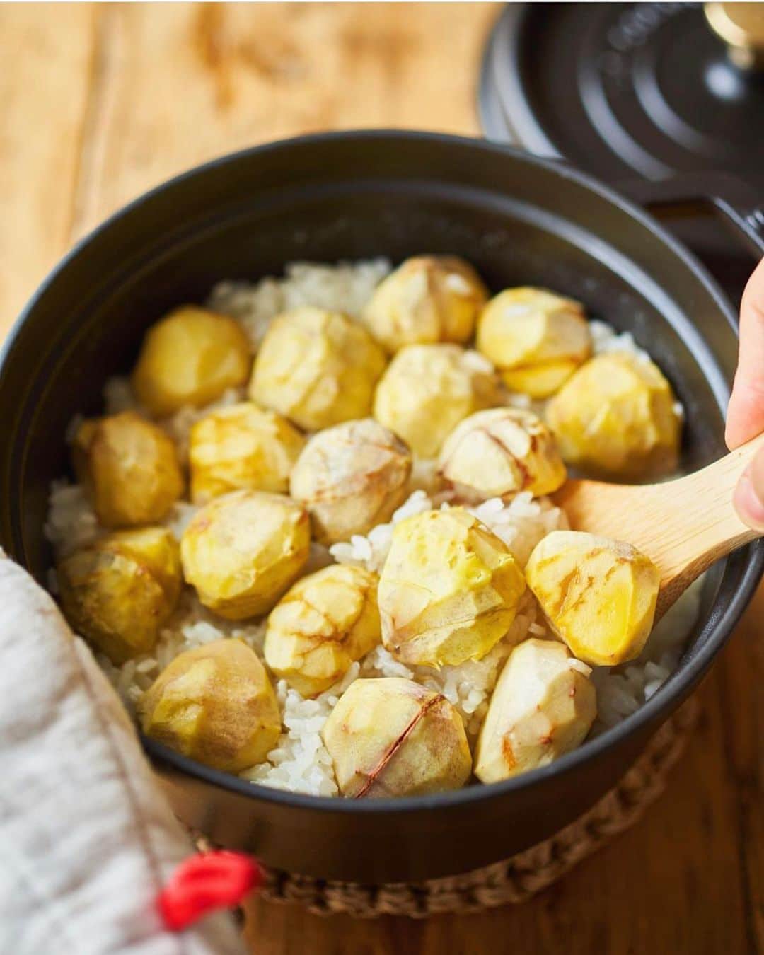 のインスタグラム：「. 立派な栗たち。 "栗ごはん" . . お鍋で気軽においしく、作ります。 (炊飯器でも同様に炊けます！) . ぜひこの時期に〜◎ . . . *レシピ動画はストーリーズか プロフィール欄のリンクからどうぞ。 (※DMやメールは申し訳ないのですが、使えていません。)  https://youtu.be/RJZ22sC2agI . . . #秋ごはん #栗 #栗ご飯 #栗ごはん . #榎本美沙 #発酵 #レシピ」