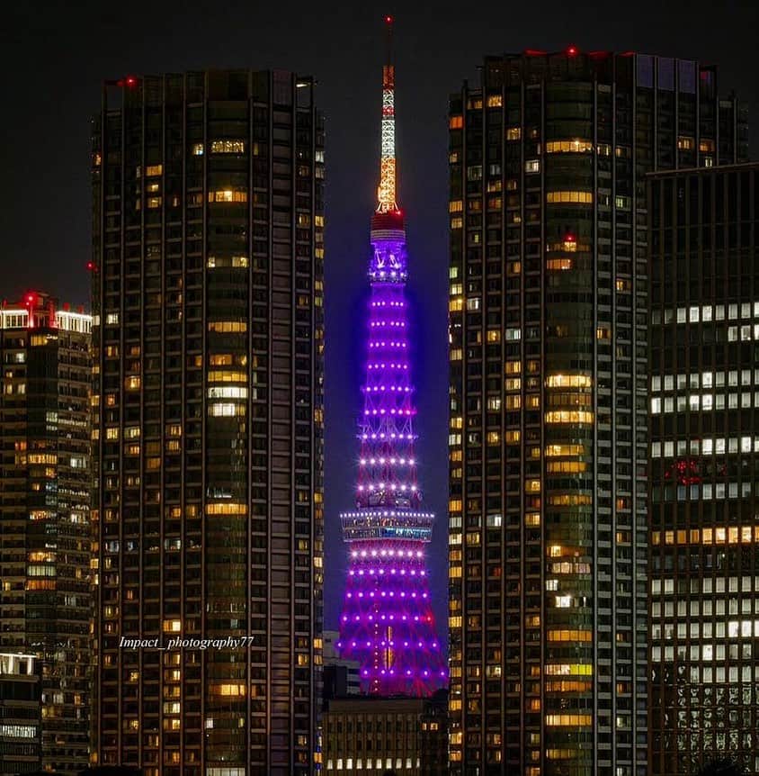 東京タワーさんのインスタグラム写真 - (東京タワーInstagram)「. 毎週月曜日20時〜22時まで 2時間限定で点灯する インフィニティ・ダイヤモンドヴェールの レギュラーライトアップ✨   本日、25日（月）は、9月のカラー 秋草色（Autumn Purple）の最終日です。   すっかりお馴染みになったフォトスポット、 ビルとビルの合間から顔を出す東京タワー🗼   暗闇に溶け込む秋草色の柔らかい光と、 高層ビルに輝く、キラキラの窓明かり。 その対比が鮮やかですね。   今晩も天気が良さそうですし、 秋草色の最終日、ぜひご覧ください。   本日は、Your Tokyo Tower🗼から @impact_photography77 さんのお写真。   素敵なお写真をありがとうございました😊  --------------------------------  【 お知らせ 】  ■ Your Tokyo Tower 🗼  # your_tokyotowerで あなたの東京タワーをリポスト！  @tokyotower_official の タグ付けをしてくれると見つけやすいよ！  皆様からの投稿 どしどしお待ちしております！  ■ 公式LINE  東京タワー公式LINEでは 東京タワーのイベント情報を お届けしています！  詳細はプロフィールにあるリンクから↓ @tokyotower_official  --------------------------------  #東京タワー #東京タワー🗼  #tokyotower #tokyotower🗼  #紫 #ライトアップ  #lightup」9月25日 17時58分 - tokyotower_official