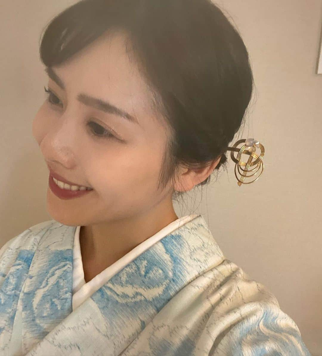 玉木碧のインスタグラム：「注文していた新井恵理那さんのジュエリーブランド#andiima の簪が届きましたー！！🥰  水引きモチーフのゴールドでエレガントなデザイン✨  和服はもちろん、洋装にも合いそう♪ 華やかな簪は結構いっぱい持ってるけど、こういう凛とした簪ってあまり持っていなかったんですよね💡  相変わらずインカメラが割れていてぼやけてしまっていますが、簪の美しさは伝わってるといいな🥹  #簪 #着物 #着物ヘア #和服 #kimono #日本文化 #単 #紬 #着物好きな人と繋がりたい」