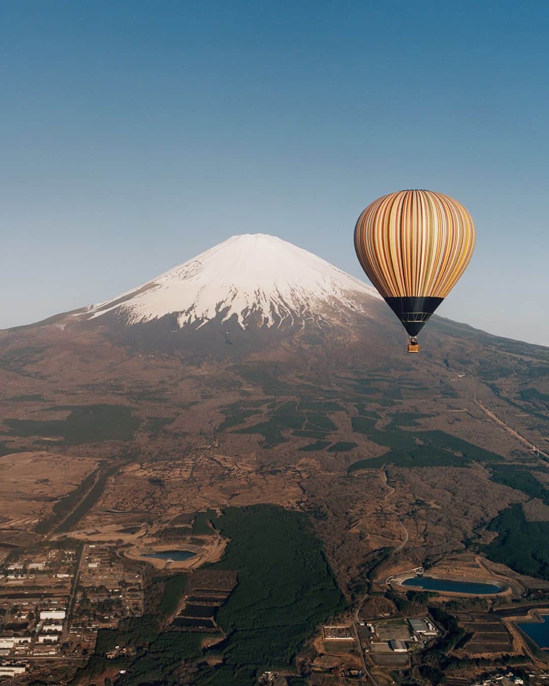 Paul Smith Japanさんのインスタグラム写真 - (Paul Smith JapanInstagram)「2021年にイギリスで始まったシグネチャーストライプの気球の旅は、アメリカを経ていよいよ日本へ到着しました。 富士山を背景に日本の空へ舞い上がった気球のストーリーをぜひご覧ください。 2023年10月5日（木）～15日（日）の期間、東京・原宿のBANK GALLERY（バンクギャラリー）ではポール・スミスを象徴する「シグネチャーストライプ」にフォーカスしたポップアップイベントを開催します。ぜひお立ち寄りください。 #stripeunfolded」9月25日 17時59分 - paulsmithjapan