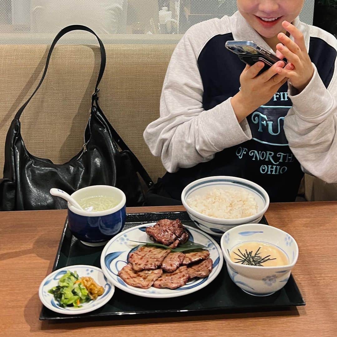 ヨンジュさんのインスタグラム写真 - (ヨンジュInstagram)「먹을 거 앞에선 함박웃음 ^____^ #tokyo #品川 #東京 #居酒屋」9月25日 17時59分 - yeondukong