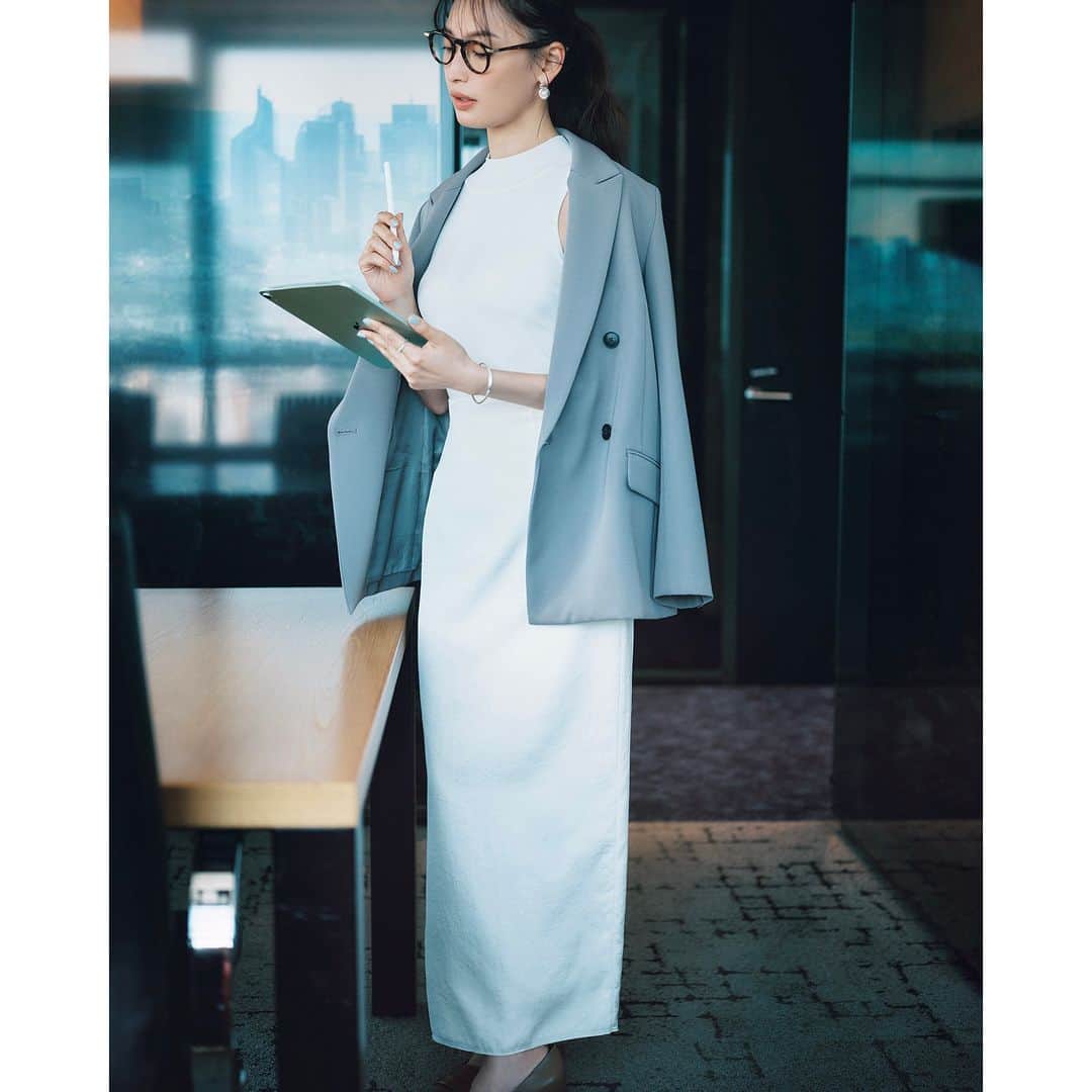 BAILAさんのインスタグラム写真 - (BAILAInstagram)「#BAILA今日のコーデ 好きな着こなしを見つけたらコメントに💘をください  💎💎💎 白スカートにジャケットを肩掛け。知性と女らしさを感じる着こなしに  ジャケット￥25960／アンクレイヴ（アンクレイヴ スタンダード）　ニット￥19800／ショールームリンクス（ナイスナイス モーメント）　スカート￥19800／セテンス　メガネ￥49500／アイヴァン 東京ギャラリー（アイヴァン）　ピアス￥47300・リング￥49500・バングル￥52800／エネイ松屋銀座（エネイ）　靴￥135300／セルジオ ロッシ カスタマーサービス（セルジオ ロッシ）  ----------------------- #大政絢 さん　@aya_omasa_official  #ジャケット #ジャケットコーデ #スカート #スカートコーデ #白スカート #タイトスカート #毎日コーデ #今日のコーデ #通勤コーデ #コーディネート #コーデ #今日の服 #バイラ #ootd #coodinate #fashion #instafashion #BAILA #bailafashion #baila_magazine」9月25日 18時00分 - baila_magazine