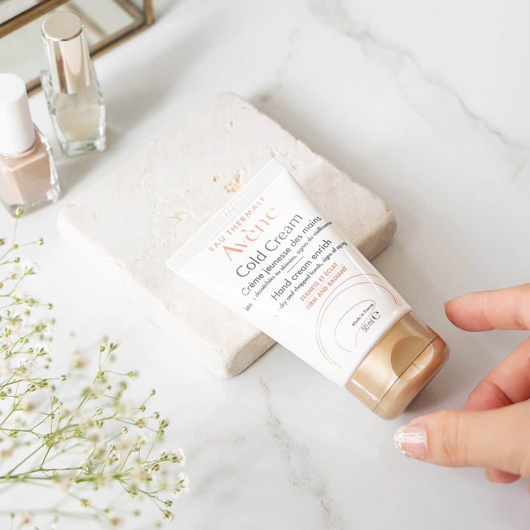 Eau Thermale Avène Japan アベンヌさんのインスタグラム写真 - (Eau Thermale Avène Japan アベンヌInstagram)「. 🥇ベストコスメ12冠受賞* 手あれ・エイジングサイン・爪をまとめてケア💛 『アベンヌ 薬用ハンドクリーム エンリッチ(医薬部外品)』  ベタつかず美しい手肌に保つ 薬用エイジングケア**ハンドクリーム💅  ✅アコヤ真珠エキス***＆トレハロース配合 アコヤ真珠エキスが手肌と爪にハリ・つやを与えふっくらとした透明感のある手元に。トレハロースがうるおいを与え保湿します。  ✅アベンヌ温泉水＆ミツロウのうるおいラップ 「コールドクリーム成分****」配合で、肌表面にこすれに強いラップを作り、保護成分や有効成分をしっかり閉じ込め、手あれ・ひび・あかぎれを予防します。  ✅なじみのよいテクスチャー 高保湿でべたつかず心地良いテクスチャーです。  大人の手肌はカサつきだけでなく、ハリのなさも感じやすいもの。 手肌にハリツヤを与え、ふっくら透明感のある印象に✨ さらに、爪を乾燥から守り、健やかに保ち、 なめらかで美しい手肌へ導きます💖 もちろん、手あれ、ひび、あかぎれも防ぎます🙌  *2023年9月時点 **年齢に応じたお手入れのこと ***加水分解コンキオリン液（肌にハリ、ツヤを与える） ****保湿・保護成分：温泉水(常水)、ミツロウ、ミネラルオイル 流動パラフィン  #アベンヌ #Avene #アベンヌ薬用ハンドクリームエンリッチ #薬用ハンドクリームエンリッチ #ハンドケア #ネイルケア #ハンドクリーム #乾燥肌 #ゆらぎ肌 #敏感肌 #手荒れ #敏感肌スキンケア #保湿ケア #アベンヌハンドクリーム #エイジングケア」9月25日 18時00分 - eauthermaleavenejapan