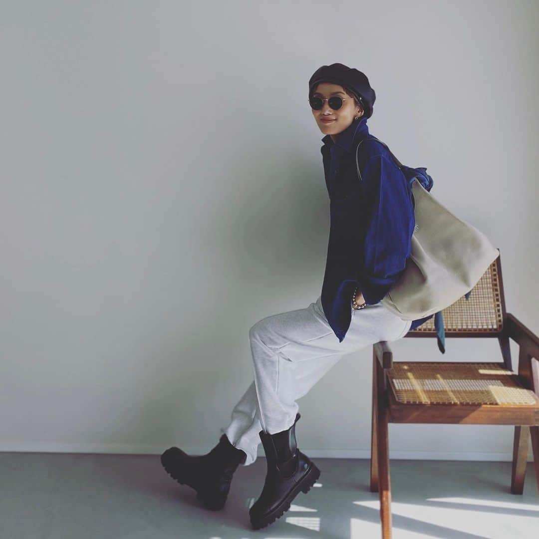 のインスタグラム：「ざっくり大きなレザーバッグをガサツに持ちたい日もある。  小さめバッグとエコバッグの二個持ちもするけど 一個のバッグで全て納めたい日もある。 （ロケバスで遠くのスタジオに行くなんて日は、 色々グッズを持ち込むから絶対一個持ち）  でも、重いのは嫌🥲 もはや機能性はおしゃれの一部と考える私にとって、 このジャンニ キアリーニのショルダーバッグは最近のヒット。  #bag @giannichiarini_jp   柔らかいレザーは容量に伸びしろがあると思うほど、 荷物をじゃんじゃか入れても気にならない。 バッグ本体が軽いから、たくさん入れてもOK。 ショルダーベルトがしっかりしていて、 肩がけした時に安定感があるのも重く感じない理由かも。  そして私、銀座店にて自分のイニシャルも 刺繍してもらっちゃいました👍🏽  サイズも色も色々あるし、 刺繍の色も自分でカスタムできるので、 かなり迷ってしまうと思いますが、 それも含めて楽しい😊  #大人カジュアル #大人カジュアルスタイル #大人カジュアルファッション #大人カジュアルコーデ #きれいめコーデ #大人カジュアルコーディネート #大人カジュアル服　#こなれ感 #こなれカジュアル #こなれ #こなれコーデ　#40代 #40代ファッション #40代コーデ　#50代 #50代ファッション #50代コーデ #ジャンニキアリーニ #giannichiarini」
