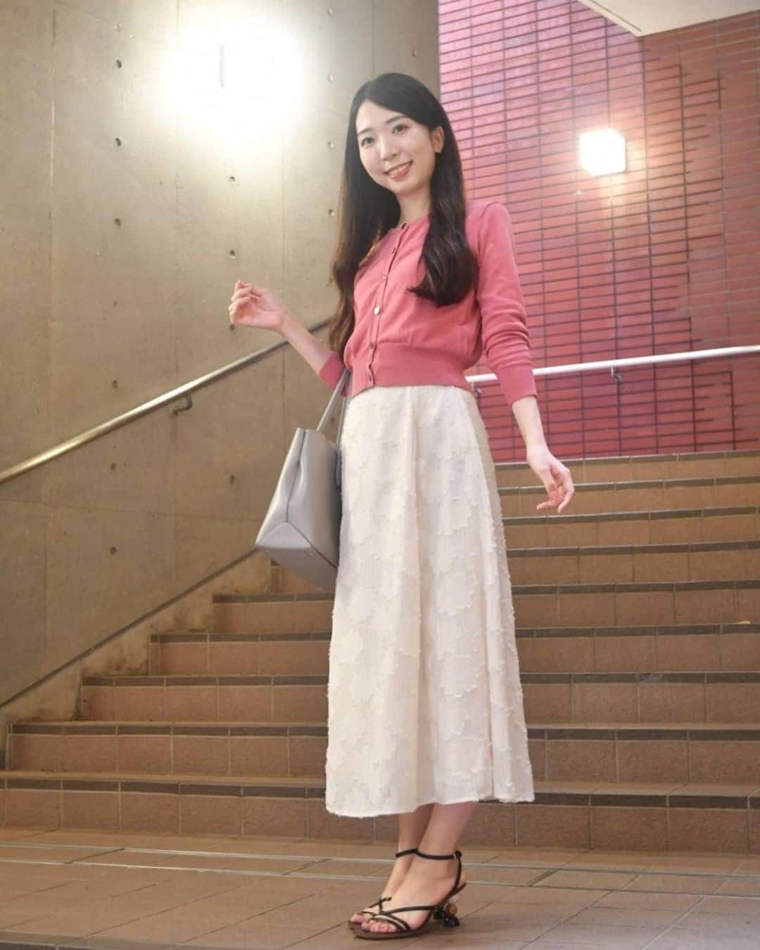 のインスタグラム：「ごきげんよう Entry No.1坂田野愛です🦢  先日大学内での撮影をしていただきました。  学習院女子大学の校舎はとても綺麗で、 受験生の時に感動したのを今でも思い出します！！  私は2号館と呼ばれる建物内が撮影場所でした。 普段授業が沢山開講されている場所で、 授業や友人との時間が沢山詰まった大切な場所です✨️  他のファイナリストも大学内の違う場所で撮影をしています。明日からの投稿もお楽しみに🥰  @hiroaki.2100 さん、ありがとうございました！  #学習院女子大学 #和祭 #gwc #Missgwc2023 #misscontest2023 #ミス和コンテスト #ミスコンテスト　#ミス和 #gakushuinwomenscollege #ミス和コンテスト2023 #ミスコン #春からgwc #学女 #学女ミスコン#ミスコンファイナリスト」