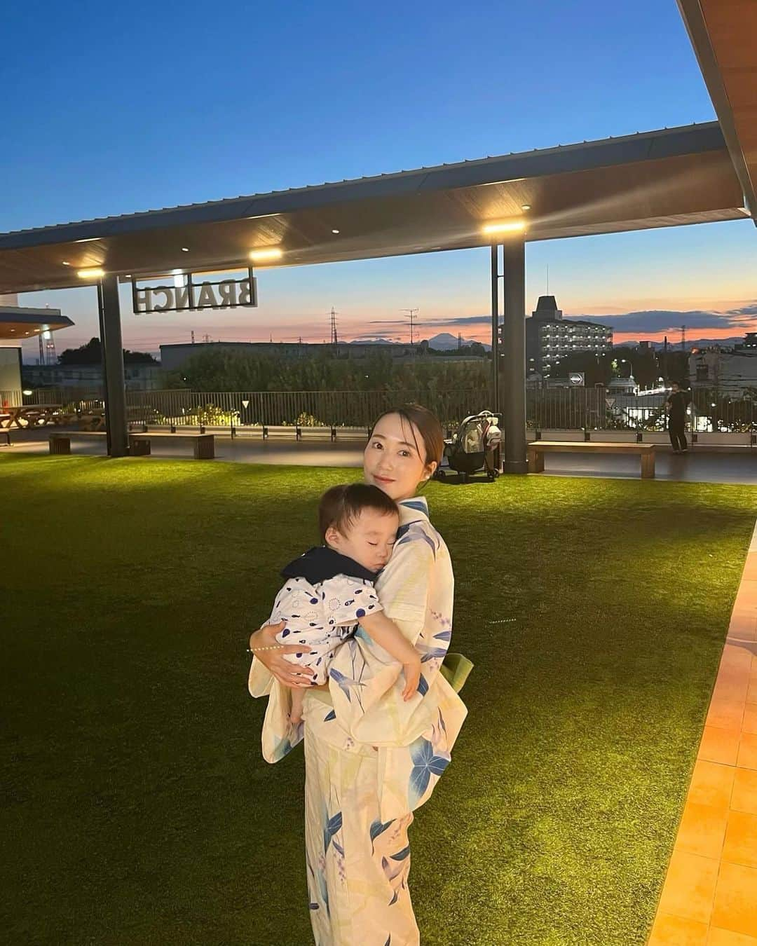 里口風子のインスタグラム：「夕焼け模様と、遠くに見えた調布花火大会🎆🎇コタローくん初花火。  クリーニング出す前に着とくか〜ってことで無駄に甚平と浴衣でくら寿司食べに行った日🤣 (浴衣着るの秒速なのは塚田農場出身者の証笑)  もう夏が終わるんだな〜〜  #調布花火大会 #夏の思い出」