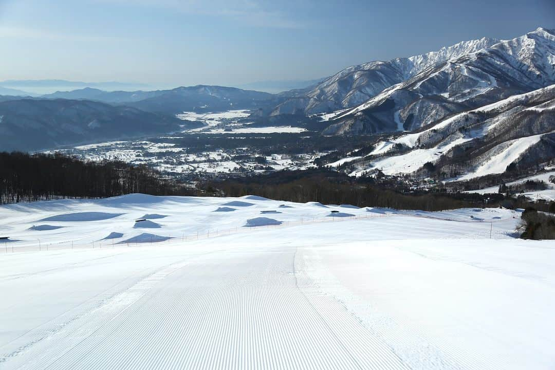 白馬岩岳スノーフィールドさんのインスタグラム写真 - (白馬岩岳スノーフィールドInstagram)「【お得な早割シーズン券を10月1日より販売！】 (English follows) 2023‐2024ウィンターシーズンの「早割シーズン券」を10月1日より販売いたします。 サウスゲレンデの常設パークや岩岳特有の地形遊び、また絶景テラスでの休憩など、シーズン券を持って白馬岩岳を満喫ください。 昨年に引き続き、様々な特典付きです！  早割券販売期間　 2023年10月1日(日)～12月8日(金) 通常券販売期間　2023年12月9日(土)～  詳しくは下記リリースをご覧ください。 https://prtimes.jp/main/html/rd/p/000000063.000068296.html シーズン券の申し込みはこちら↓（10月1日より公開） https://iwatake-mountain-resort.com/seasonticket/ticket_order/  We would like to inform you about the “Early Bird Season Pass” for 2023-2024 winter season. <Sales period＞ October 1st, Sunday ～ December 8th, Friday 2023 Click here for more information↓ ※Japanese only https://prtimes.jp/main/html/rd/p/000000063.000068296.html  #白馬岩岳マウンテンリゾート  #白馬岩岳スノーフィールド #白馬マウンテンハーバー #白馬ヒトトキノモリ #絶景テラス #北アルプス #白馬三山 #長野県 #白馬村 #白馬 #白馬岩岳 #お得なシーズン券 #スノーパーク #nagano #hakuba #hakubavalley  #hakubaiwatake #iwatake #hakubaiwatakemountainresort  #hakubaiwatakesnowfield  #hakubamountainharbor #mountainview #japanalps  #japaw #seasonpass」9月25日 18時00分 - hakuba_iwatake