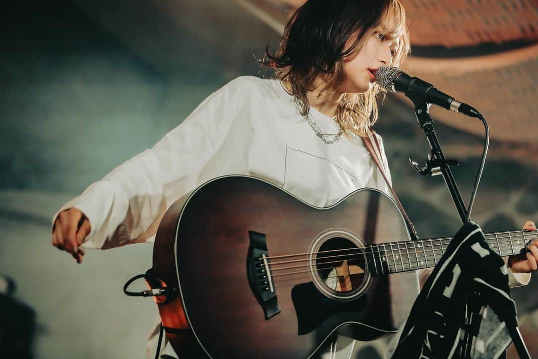 RIRIKOのインスタグラム：「可能性ってきっと終わらないから  ・ ・ ・  photo by @asak030_yay   #singersongwriter #RIRIKO #live #livephoto #guitar」