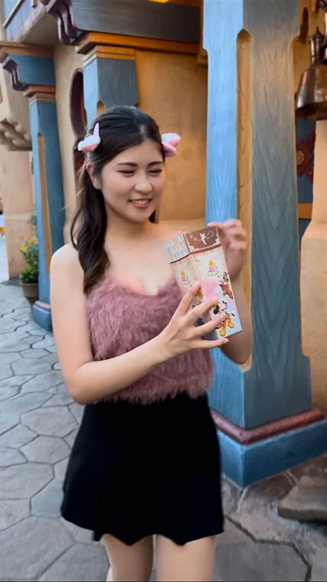 のインスタグラム：「ぱくぱく🍿💕 テーマパークに行ったら食べるよね🥰  この曲、懐メロじゃない？☺️ 大好きなポップコーンを食べている動画だから、 ポップコーンの歌詞を合わせてみたよ💛笑  むちむち痩せます🐷  #まいごるふ#ゴルフ女子#ディズニー#ディズニーコーデ#ディズニーシー#休日の過ごし方#tds#tokyodisneysea#disney」