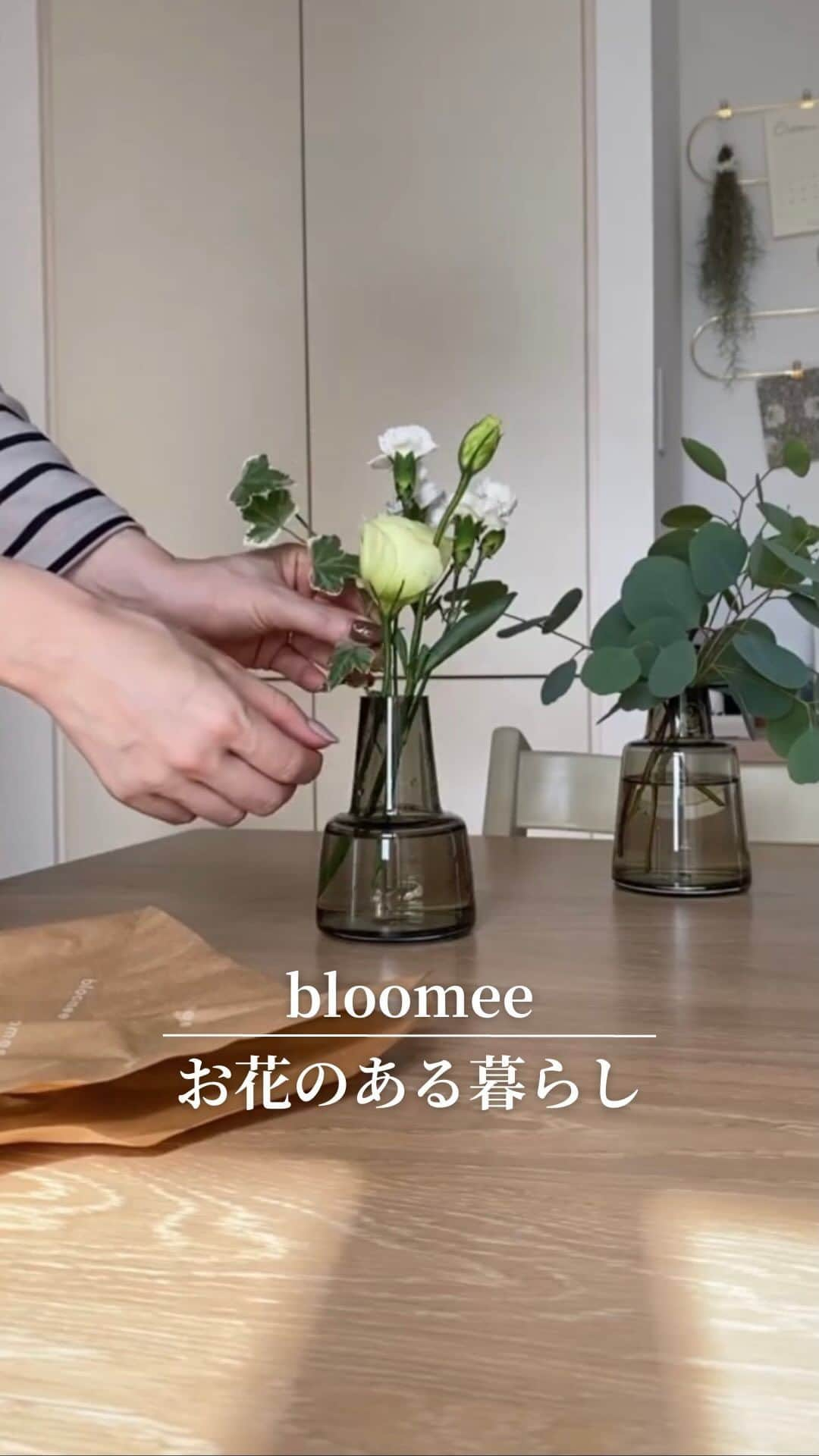 Bloomee LIFEのインスタグラム：「． #お花のある暮らし は ストレスが軽減され、 リラックス効果が期待できると 科学的に実証されています。   その他にも、やる気・集中力アップや 幸せを感じることができます💐   ぜひ、生活の一部に 取り入れてみてはいかがでしょうか？   ーーーーーーーーーーーーーーーー   お花が届いたら『 #ブルーミー 』 をつけて投稿してみてください📸   ほかの投稿は @bloomee でチェック👀🌹   #bloomee #お花の定期便 #お花のサブスク #花部 #花写真 #花を楽しむ #花が好き #花好きな人と繋がりたい  #お花のある暮らし #花のある生活 #花のある生活が好き #花を飾る  #暮らしを楽しむ #丁寧な暮らし #豊かな暮らし #インテリアフラワー #フラワーインテリア #ナチュラルインテリア #リラックス効果 #癒し時間 #ストレス軽減」