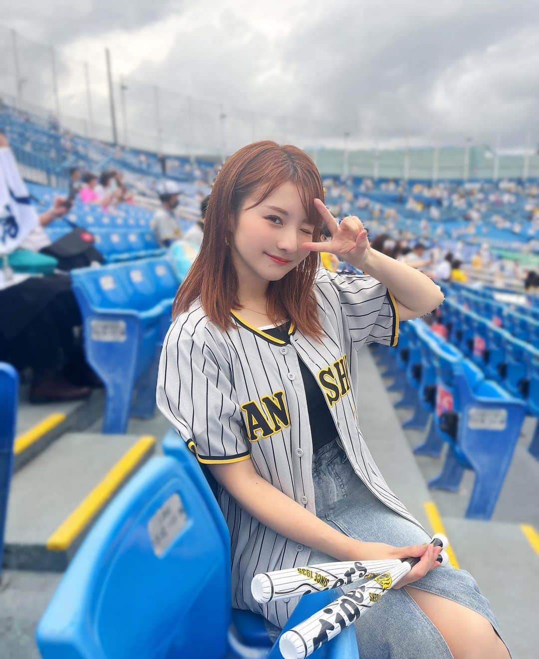 小林真琴のインスタグラム：「. ミエちゃんのギャルピ✌🏾  阪神 vs ヤクルト in.神宮球場⚾️☁️  9-3で阪神勝利🐯🍍 打線爆発dayで最強な試合でした！  今後の試合も勝ちまくってもらうために 応援がんばります📣ﾜｯｼｮｲﾜｯｼｮｲ  #阪神 #神宮球場 #外苑前 #プロ野球 #野球観戦 #toraco #トラ子 #トラコ #阪神タイガース #野球女子 #タイガース」