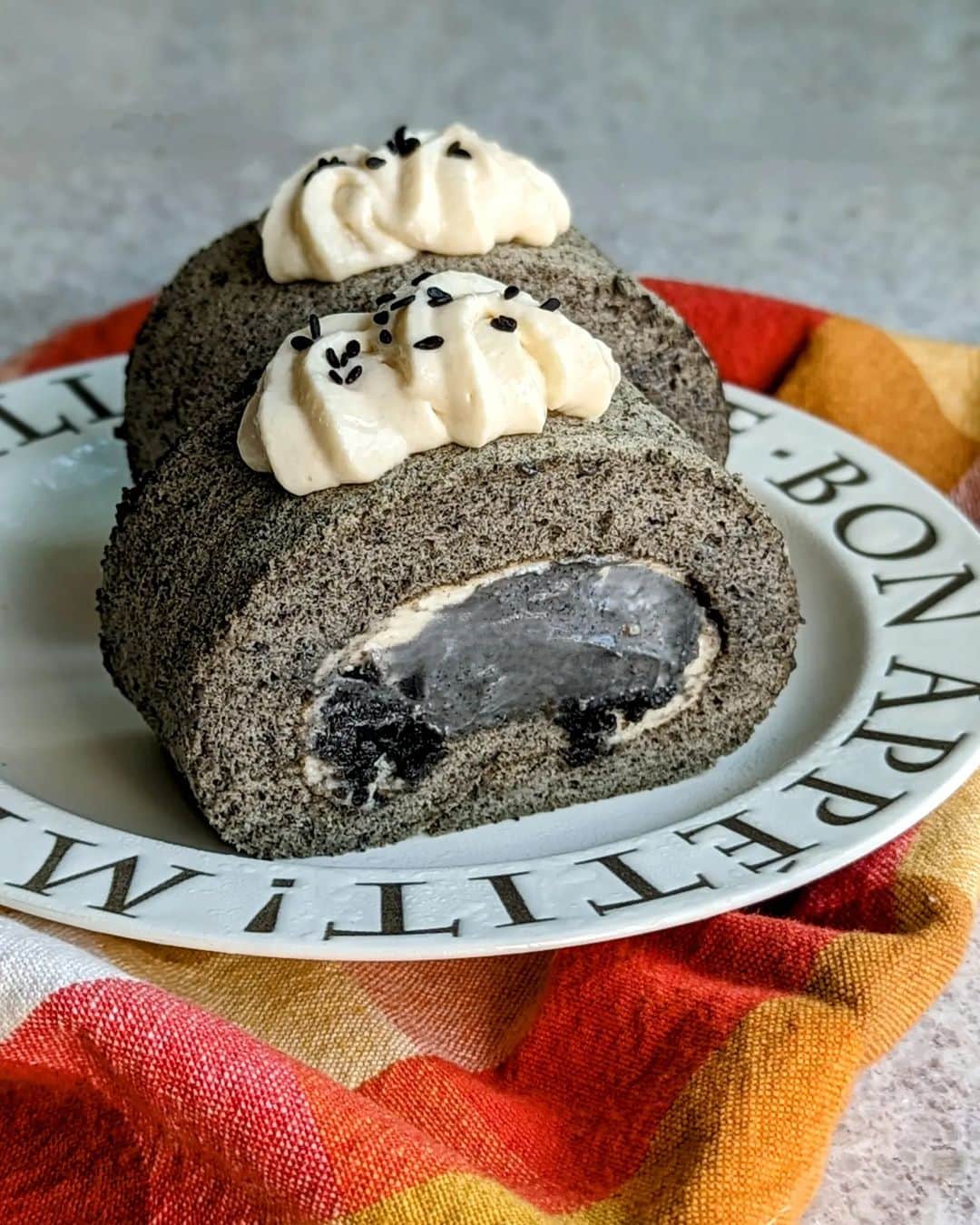 Li Tian の雑貨屋のインスタグラム：「(orders open) for all things sesame  Not sure why I'm doing these again but hmm well, I think I kind of missed it myself.   black sesame sponge, black sesame cream, white sesame cream, black sesame feuilettine   available for collection 5 Oct.  Order via link in profile page 😋   #dairycreamkitchen #sgfoodie #sgfood #sgdesserts #sesameroll #sesame」