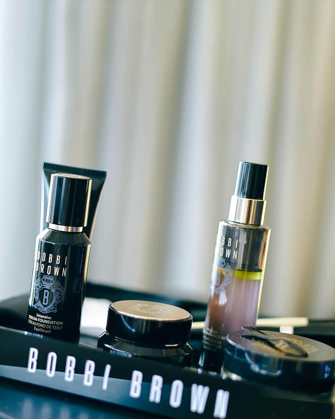 HauTung 巧童在這さんのインスタグラム写真 - (HauTung 巧童在這Instagram)「上星期去了 BOBBI BROWN EVENT，終於見識到韓國上妝的最新手法，鐵棒配合BOBBI BROWN 王牌 #蟲草抗氧修護精華粉底液，微光澤妝感輕薄透亮，有絲緞般的感覺～  一開始也在困惑「一泵緞光肌、兩泵奶油肌」真的能做到嗎？以鐵棒手法卻真能因應場合需要及膚況而調節用量 🫣 一泵提升肌膚質感，兩泵則重點修飾瑕疵  另外！蟲草抗氧修護底妝系列加入新成員：全新#蟲草臻萃煥活粉底霜  蘊含蟲草及人參精華等高效養膚成分，為肌膚賦予彈性及光澤，輕鬆達致妝養合一的效果  3 步化出微光透亮的完美底妝（向化妝師偷師時間） 1/ 妝前打底：蟲草抗氧修護精華底霜 2/ 完美底妝：蟲草抗氧修護精華粉底液或全新蟲草臻萃煥活粉底霜  3/ 全效定妝：蟲草抗氧修護微光蜜粉  立即登記 (https://bit.ly/46oQKv2) 到門市體驗15分鐘緞光底妝體驗，還可以換領粉底液及其他王牌產品體驗裝！  @bobbibrownhongkong #BobbiBrownHK #SkinPerfectingSerumPowered #緞光粉底液 #養膚粉底霜 #微光透亮柔如絲緞 #一泵緞光肌 #兩泵奶油肌」9月25日 16時36分 - hautunnng