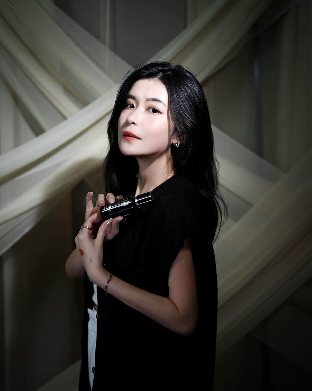 HauTung 巧童在這さんのインスタグラム写真 - (HauTung 巧童在這Instagram)「上星期去了 BOBBI BROWN EVENT，終於見識到韓國上妝的最新手法，鐵棒配合BOBBI BROWN 王牌 #蟲草抗氧修護精華粉底液，微光澤妝感輕薄透亮，有絲緞般的感覺～  一開始也在困惑「一泵緞光肌、兩泵奶油肌」真的能做到嗎？以鐵棒手法卻真能因應場合需要及膚況而調節用量 🫣 一泵提升肌膚質感，兩泵則重點修飾瑕疵  另外！蟲草抗氧修護底妝系列加入新成員：全新#蟲草臻萃煥活粉底霜  蘊含蟲草及人參精華等高效養膚成分，為肌膚賦予彈性及光澤，輕鬆達致妝養合一的效果  3 步化出微光透亮的完美底妝（向化妝師偷師時間） 1/ 妝前打底：蟲草抗氧修護精華底霜 2/ 完美底妝：蟲草抗氧修護精華粉底液或全新蟲草臻萃煥活粉底霜  3/ 全效定妝：蟲草抗氧修護微光蜜粉  立即登記 (https://bit.ly/46oQKv2) 到門市體驗15分鐘緞光底妝體驗，還可以換領粉底液及其他王牌產品體驗裝！  @bobbibrownhongkong #BobbiBrownHK #SkinPerfectingSerumPowered #緞光粉底液 #養膚粉底霜 #微光透亮柔如絲緞 #一泵緞光肌 #兩泵奶油肌」9月25日 16時36分 - hautunnng