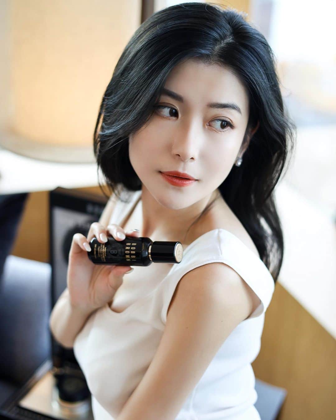 HauTung 巧童在這さんのインスタグラム写真 - (HauTung 巧童在這Instagram)「上星期去了 BOBBI BROWN EVENT，終於見識到韓國上妝的最新手法，鐵棒配合BOBBI BROWN 王牌 #蟲草抗氧修護精華粉底液，微光澤妝感輕薄透亮，有絲緞般的感覺～  一開始也在困惑「一泵緞光肌、兩泵奶油肌」真的能做到嗎？以鐵棒手法卻真能因應場合需要及膚況而調節用量 🫣 一泵提升肌膚質感，兩泵則重點修飾瑕疵  另外！蟲草抗氧修護底妝系列加入新成員：全新#蟲草臻萃煥活粉底霜  蘊含蟲草及人參精華等高效養膚成分，為肌膚賦予彈性及光澤，輕鬆達致妝養合一的效果  3 步化出微光透亮的完美底妝（向化妝師偷師時間） 1/ 妝前打底：蟲草抗氧修護精華底霜 2/ 完美底妝：蟲草抗氧修護精華粉底液或全新蟲草臻萃煥活粉底霜  3/ 全效定妝：蟲草抗氧修護微光蜜粉  立即登記 (https://bit.ly/46oQKv2) 到門市體驗15分鐘緞光底妝體驗，還可以換領粉底液及其他王牌產品體驗裝！  @bobbibrownhongkong #BobbiBrownHK #SkinPerfectingSerumPowered #緞光粉底液 #養膚粉底霜 #微光透亮柔如絲緞 #一泵緞光肌 #兩泵奶油肌」9月25日 16時36分 - hautunnng