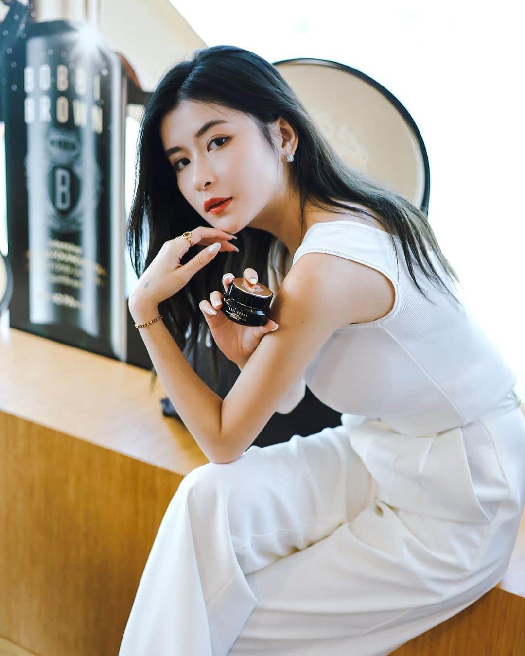 HauTung 巧童在這さんのインスタグラム写真 - (HauTung 巧童在這Instagram)「上星期去了 BOBBI BROWN EVENT，終於見識到韓國上妝的最新手法，鐵棒配合BOBBI BROWN 王牌 #蟲草抗氧修護精華粉底液，微光澤妝感輕薄透亮，有絲緞般的感覺～  一開始也在困惑「一泵緞光肌、兩泵奶油肌」真的能做到嗎？以鐵棒手法卻真能因應場合需要及膚況而調節用量 🫣 一泵提升肌膚質感，兩泵則重點修飾瑕疵  另外！蟲草抗氧修護底妝系列加入新成員：全新#蟲草臻萃煥活粉底霜  蘊含蟲草及人參精華等高效養膚成分，為肌膚賦予彈性及光澤，輕鬆達致妝養合一的效果  3 步化出微光透亮的完美底妝（向化妝師偷師時間） 1/ 妝前打底：蟲草抗氧修護精華底霜 2/ 完美底妝：蟲草抗氧修護精華粉底液或全新蟲草臻萃煥活粉底霜  3/ 全效定妝：蟲草抗氧修護微光蜜粉  立即登記 (https://bit.ly/46oQKv2) 到門市體驗15分鐘緞光底妝體驗，還可以換領粉底液及其他王牌產品體驗裝！  @bobbibrownhongkong #BobbiBrownHK #SkinPerfectingSerumPowered #緞光粉底液 #養膚粉底霜 #微光透亮柔如絲緞 #一泵緞光肌 #兩泵奶油肌」9月25日 16時36分 - hautunnng